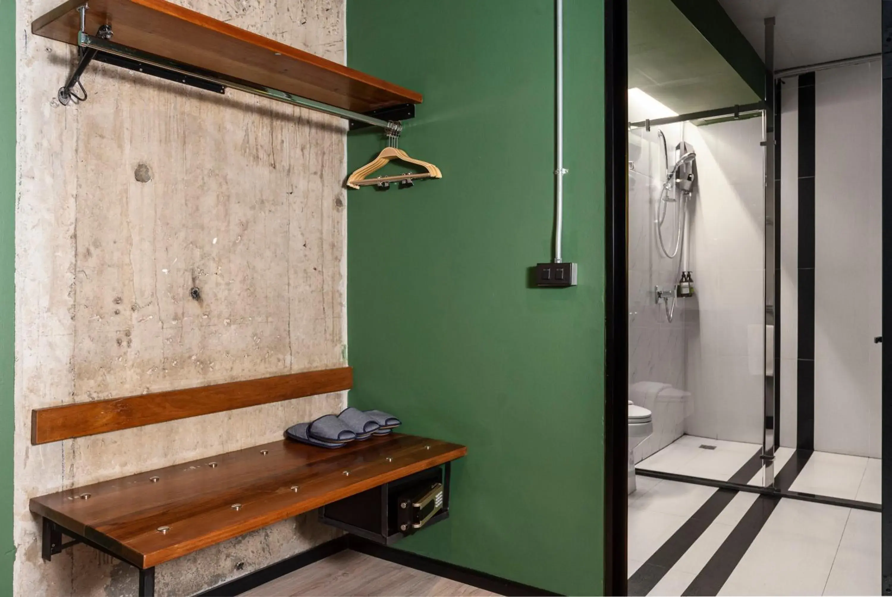 Shower, TV/Entertainment Center in MeStyle Museum Hotel