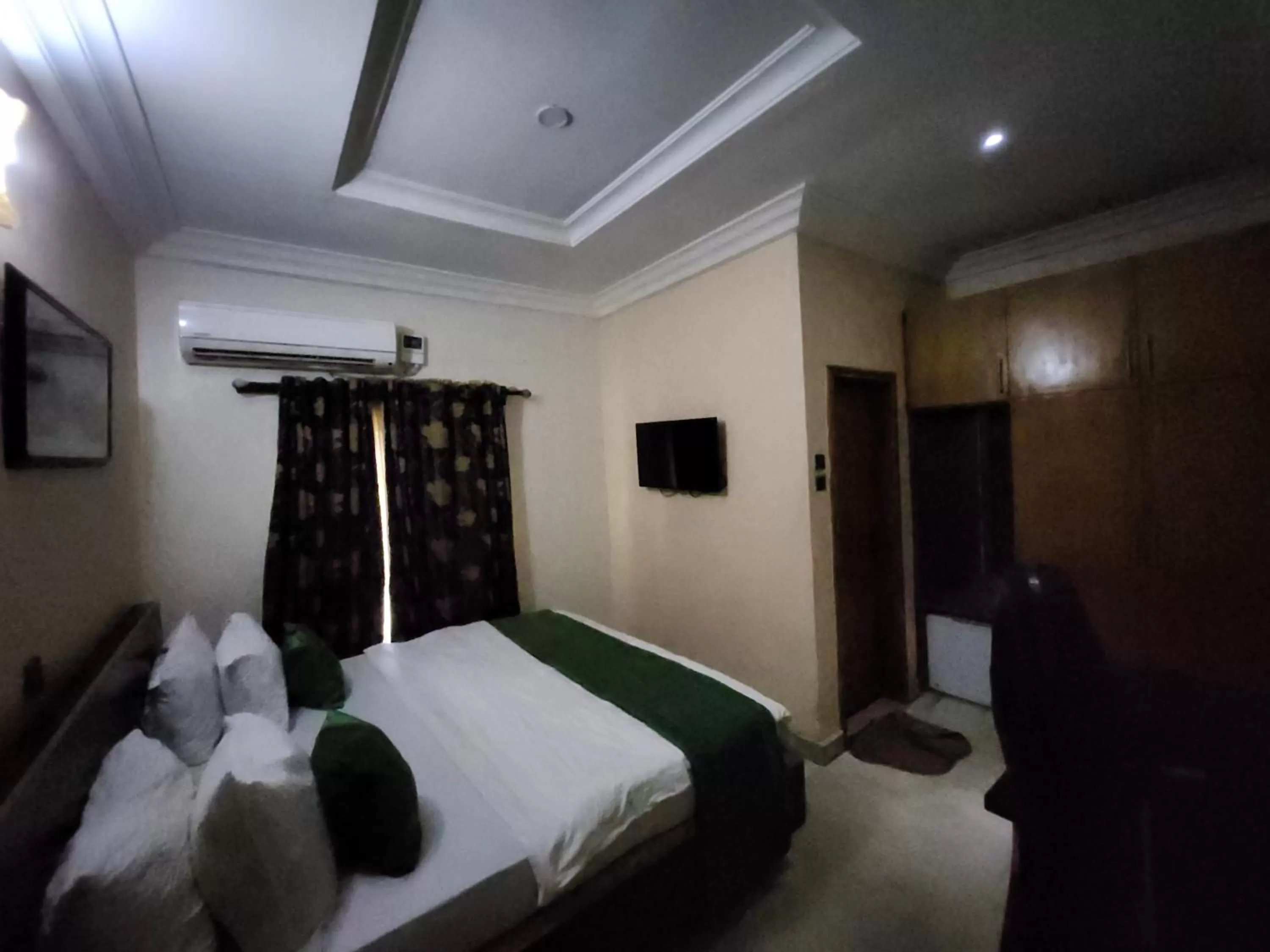 Bed in Nue-Crest Hotels & Suites