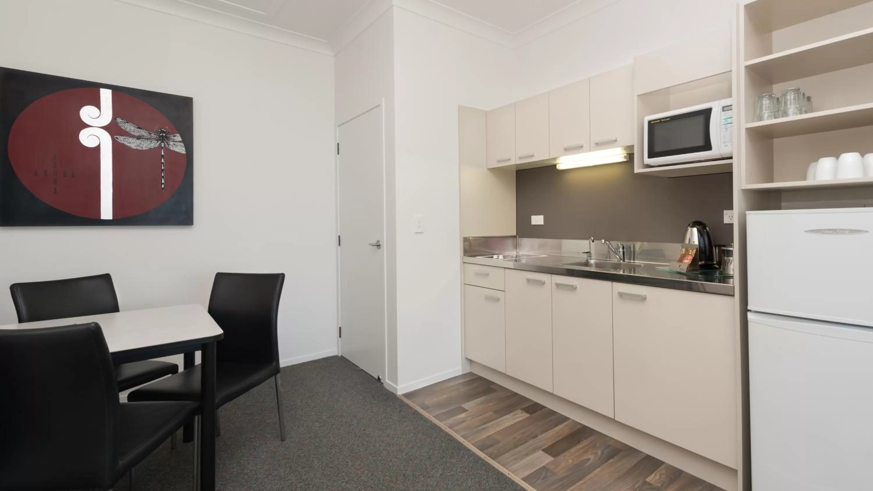 Dining area in Anchorage Motel