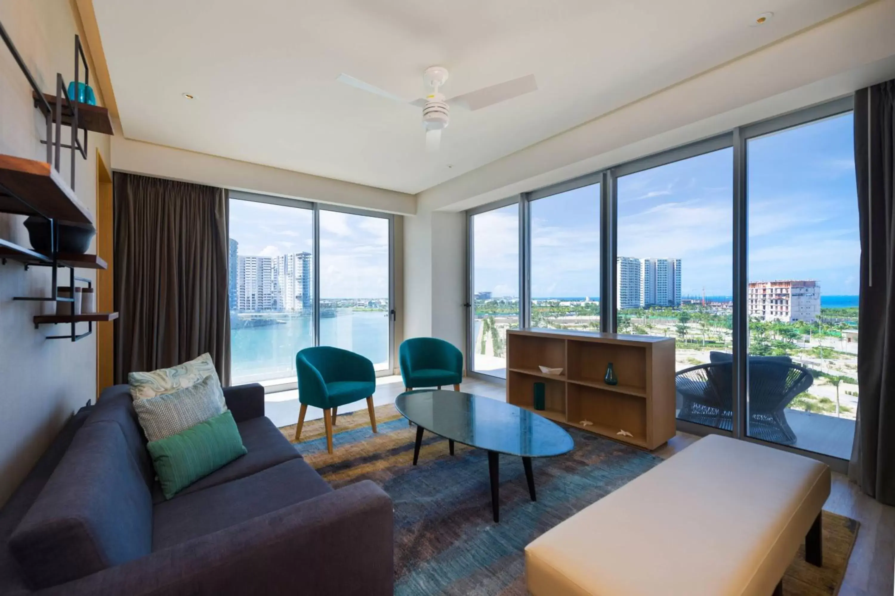 Living room, Seating Area in Renaissance Cancun Resort & Marina