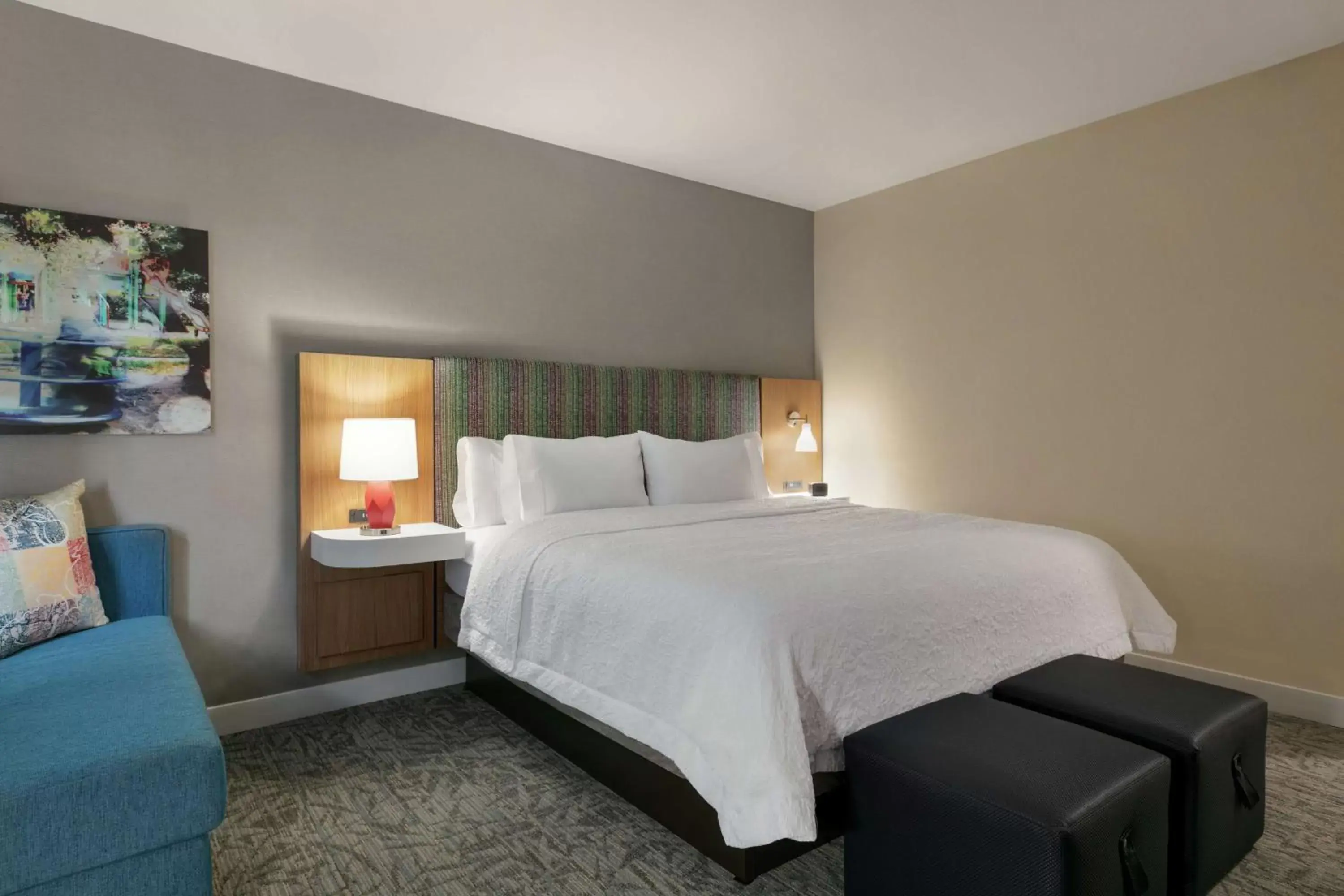 Living room, Bed in Hampton Inn And Suites By Hilton Johns Creek Living room, Bed in Hampton Inn And Suites By Hilton Johns Creek