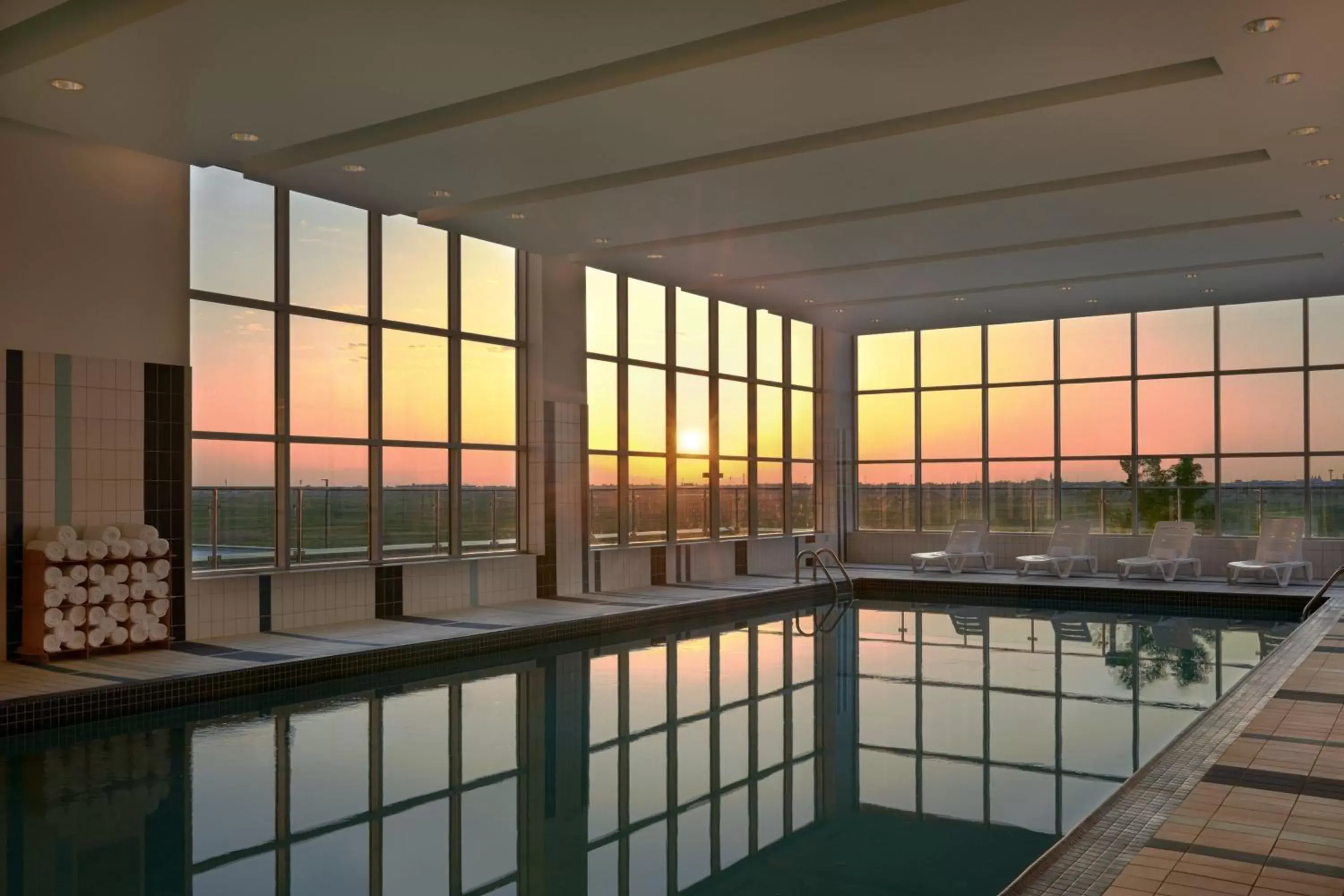 Swimming Pool in Courtyard by Marriott Calgary Airport