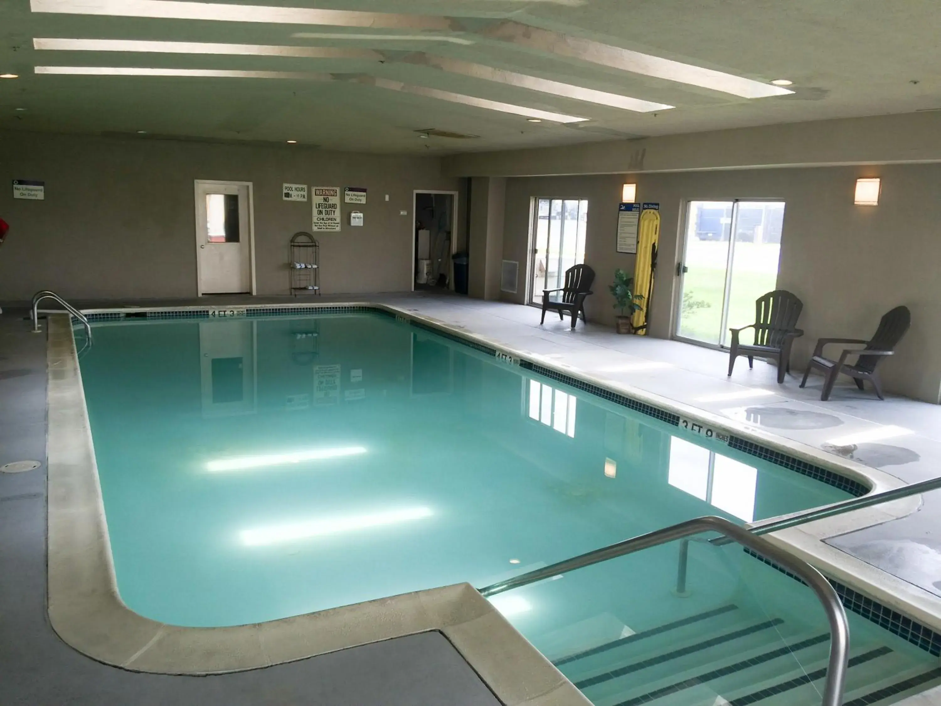 Swimming Pool in Motel 6-Harrisburg, PA - Hershey North