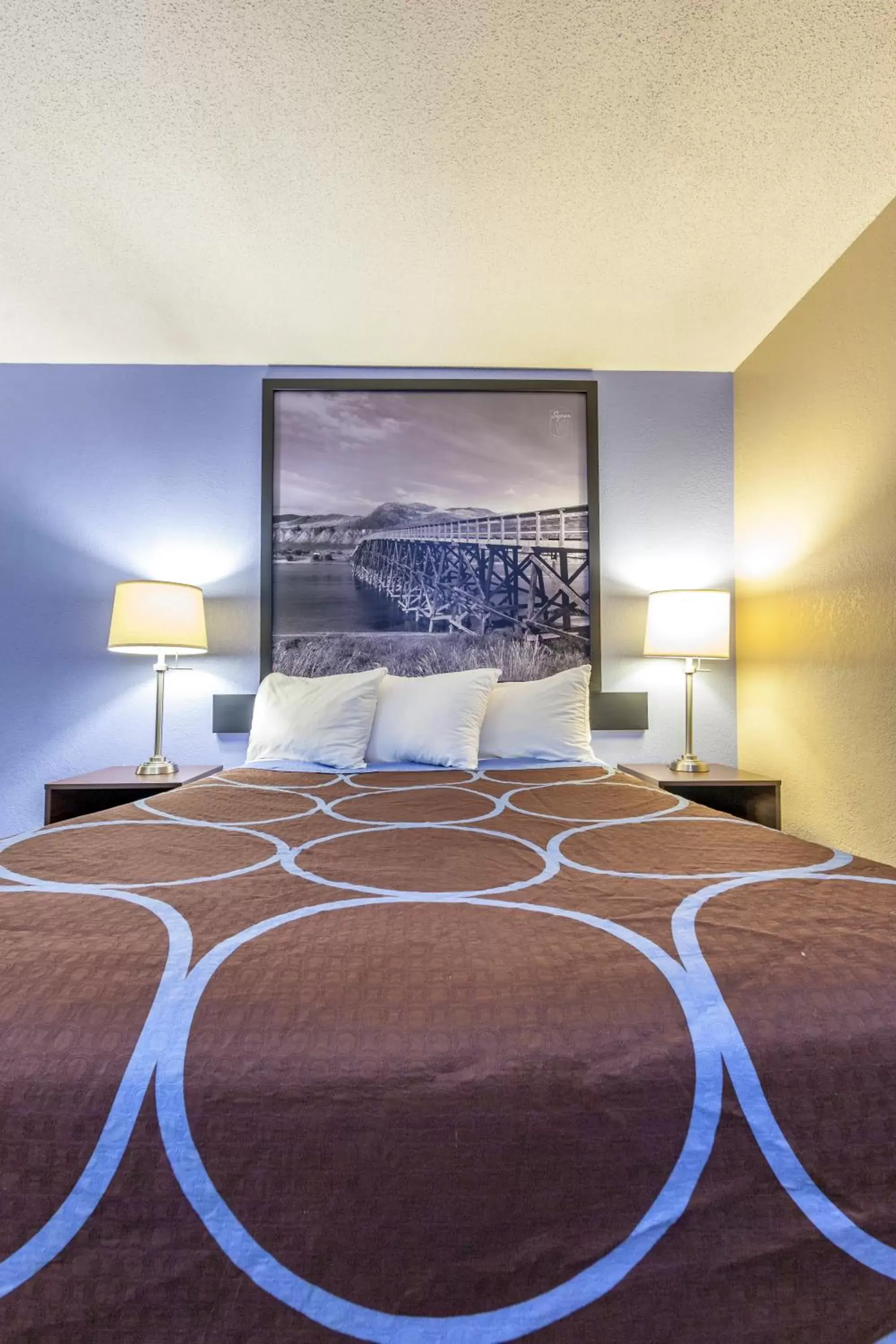 Shower, Bed in Super 8 by Wyndham Kamloops On The Hill