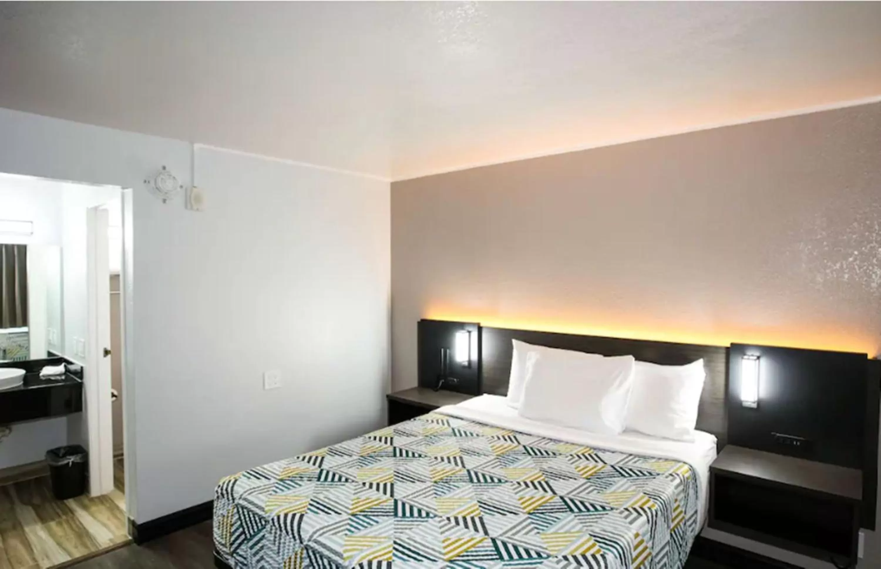 Bedroom, Bed in Motel 6-Sacramento, CA - Central