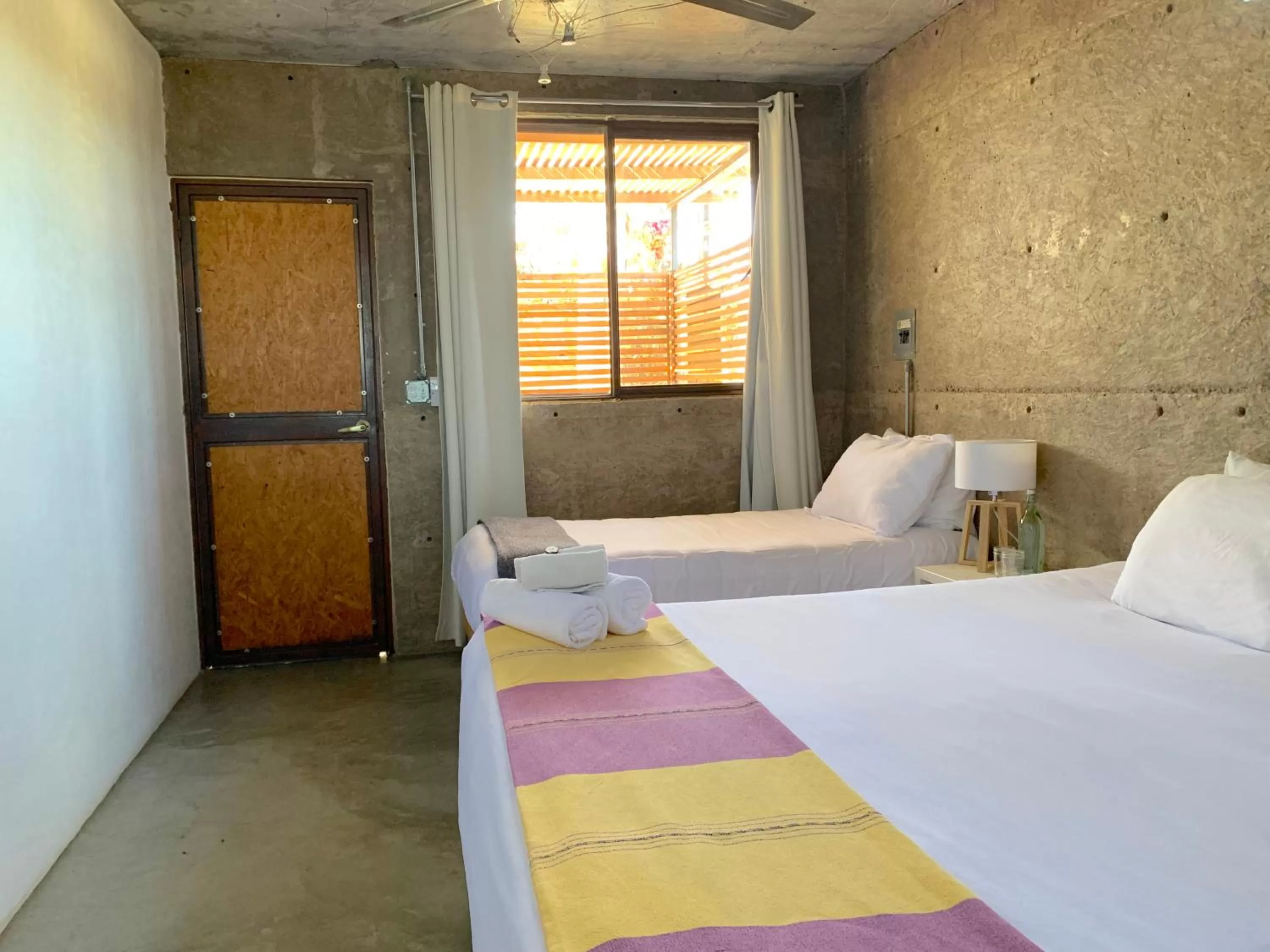 Photo of the whole room, Bed in Perro Surfero Hotel