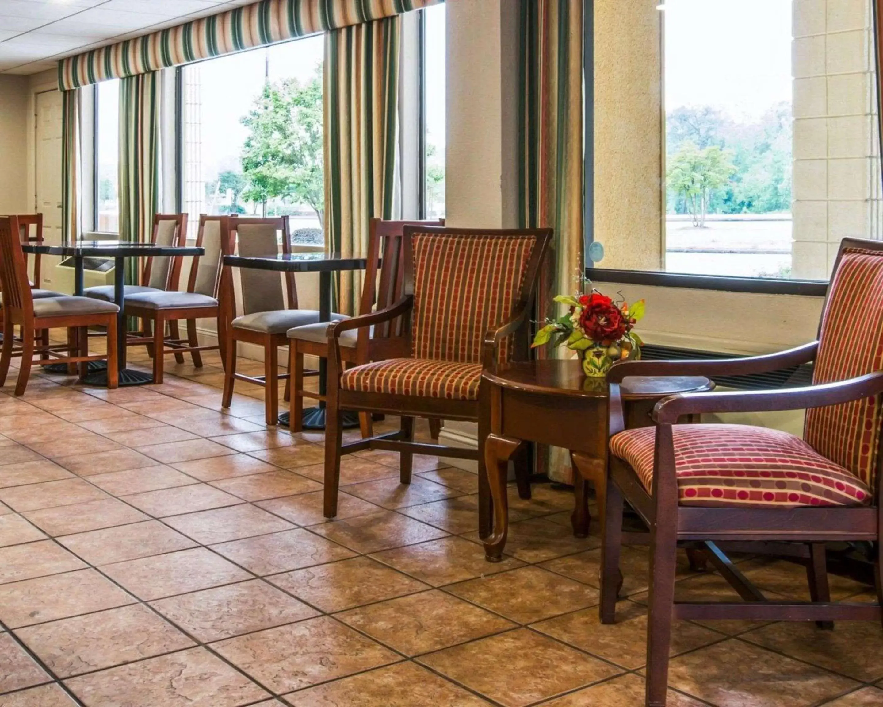 Restaurant/places to eat, Seating Area in Econo Lodge Inn & Suites At Fort Moore