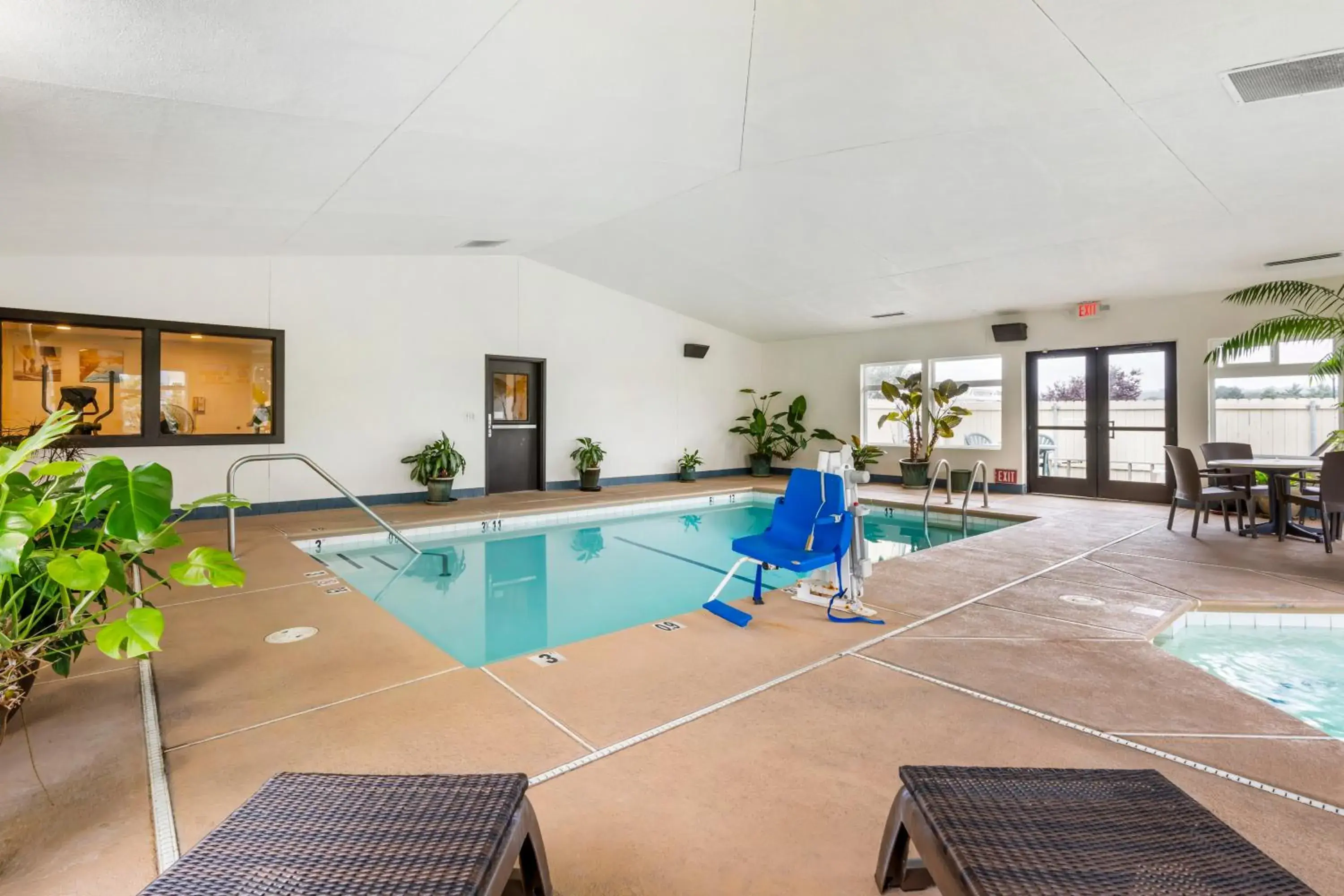 Pool view, Swimming Pool in Comfort Inn & Suites Redwood Country