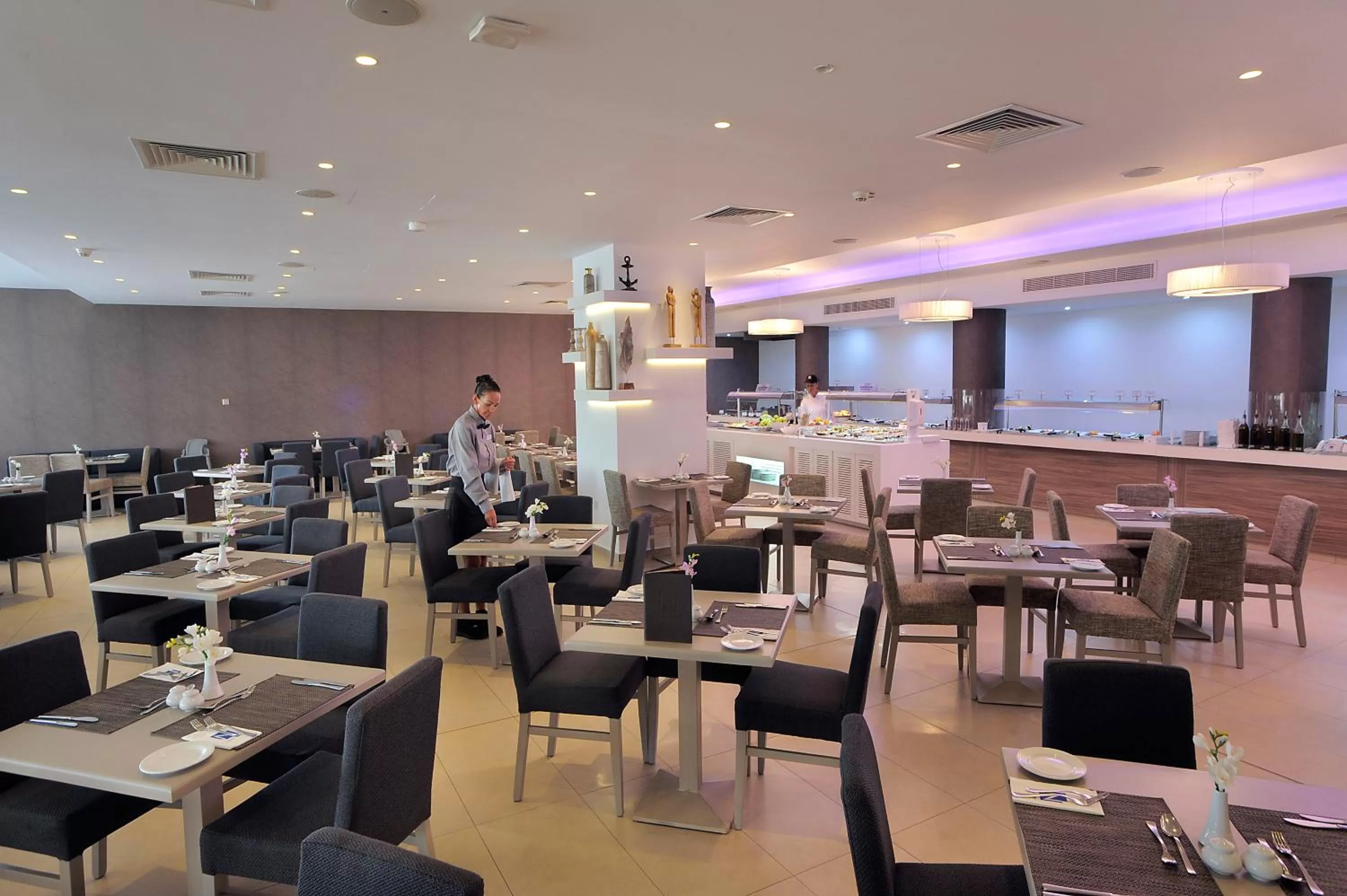 Restaurant/places to eat in Nestor Hotel