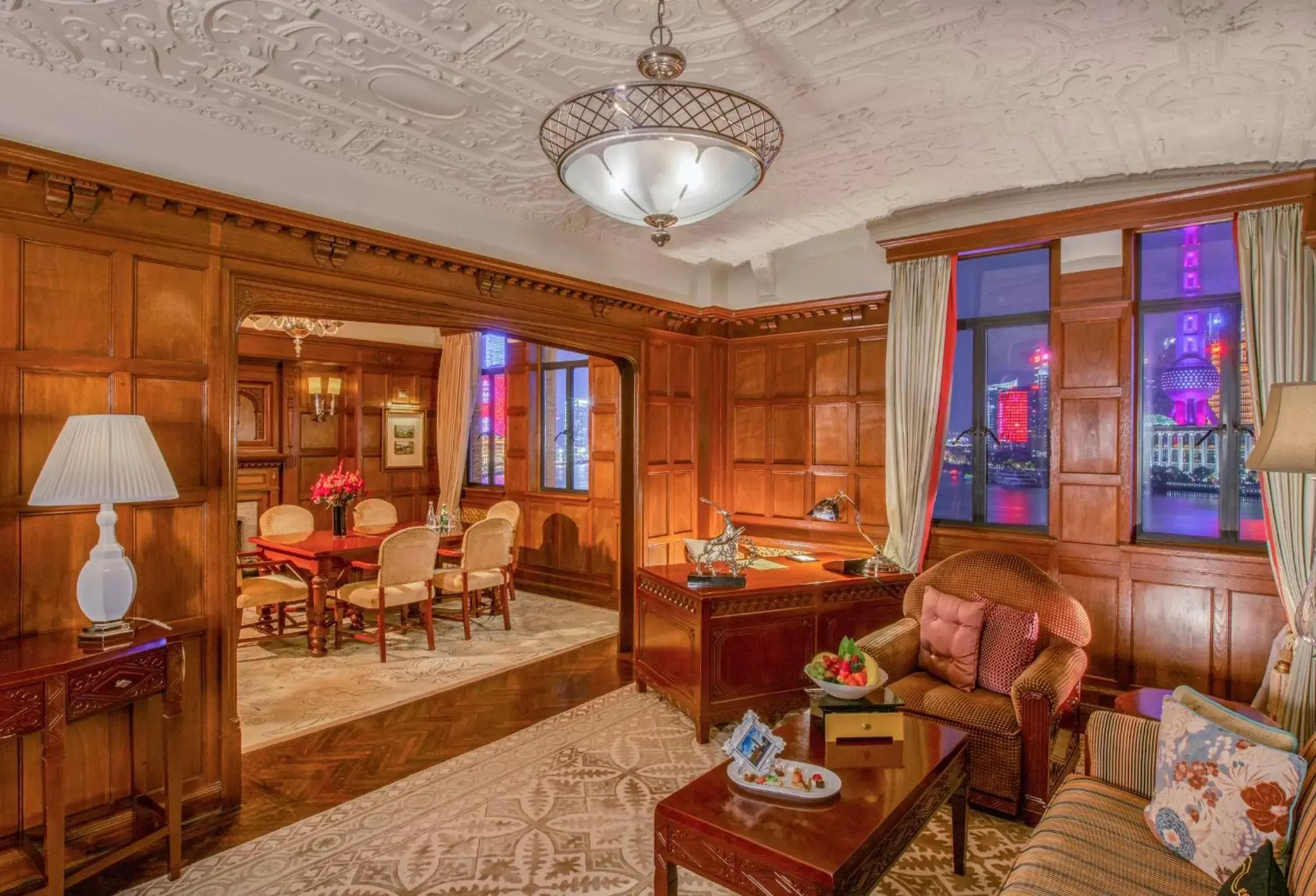 Living room, Seating Area in Fairmont Peace Hotel On the Bund (Start your own story with the BUND)