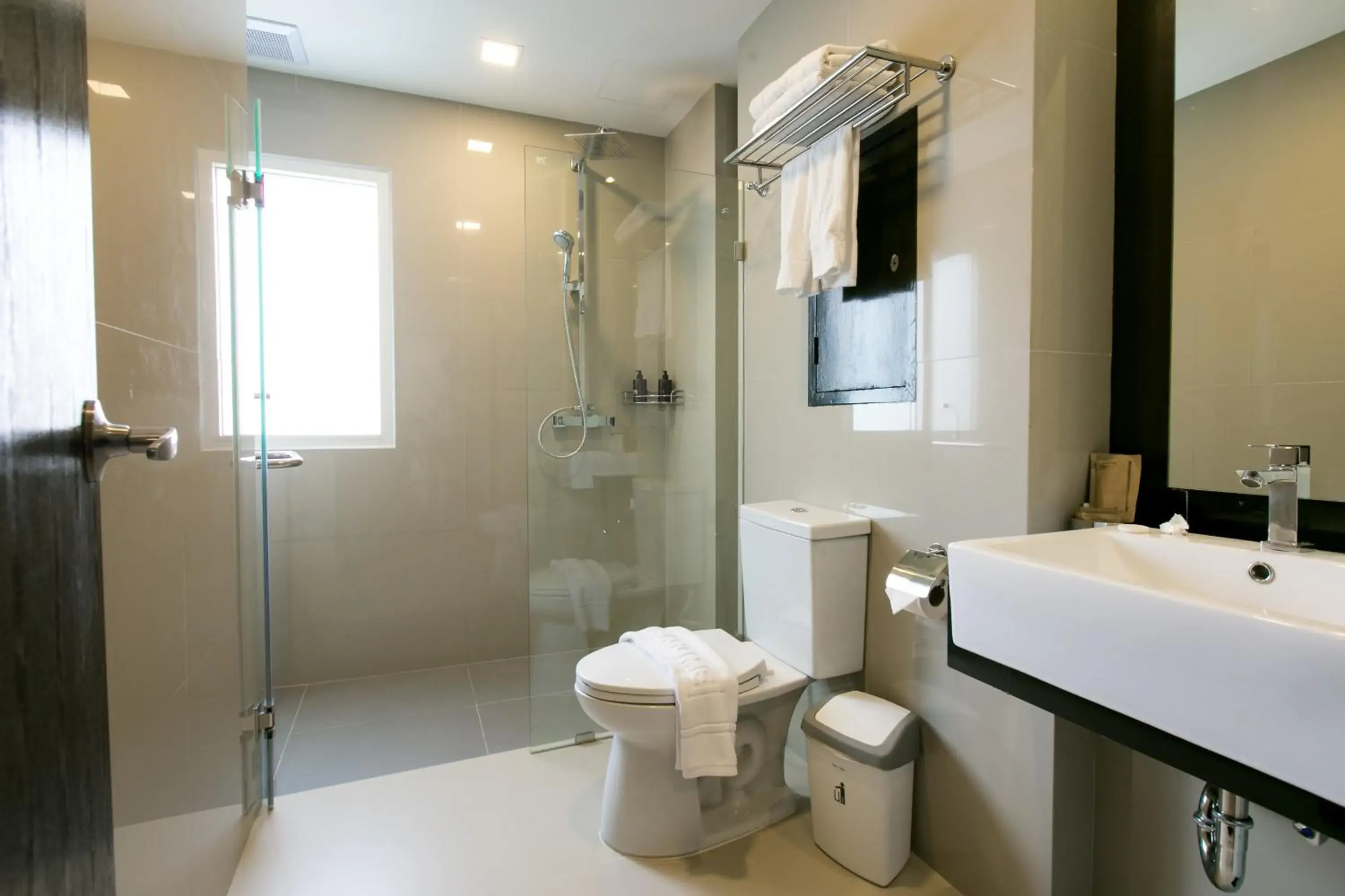 Shower, Bathroom in Tarawish Hotel