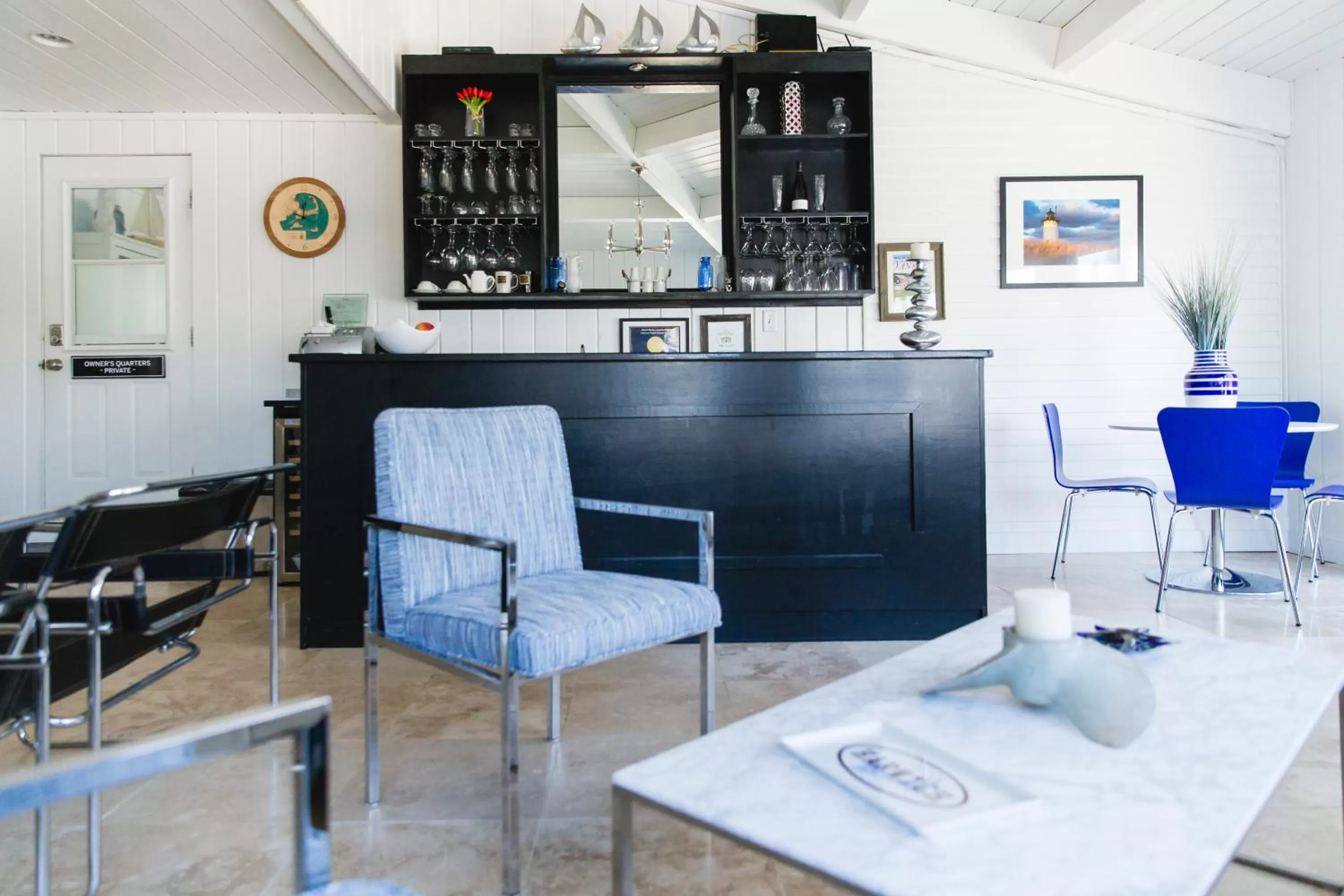 Communal lounge/ TV room in The Platinum Pebble Boutique Inn - Adults Only Property