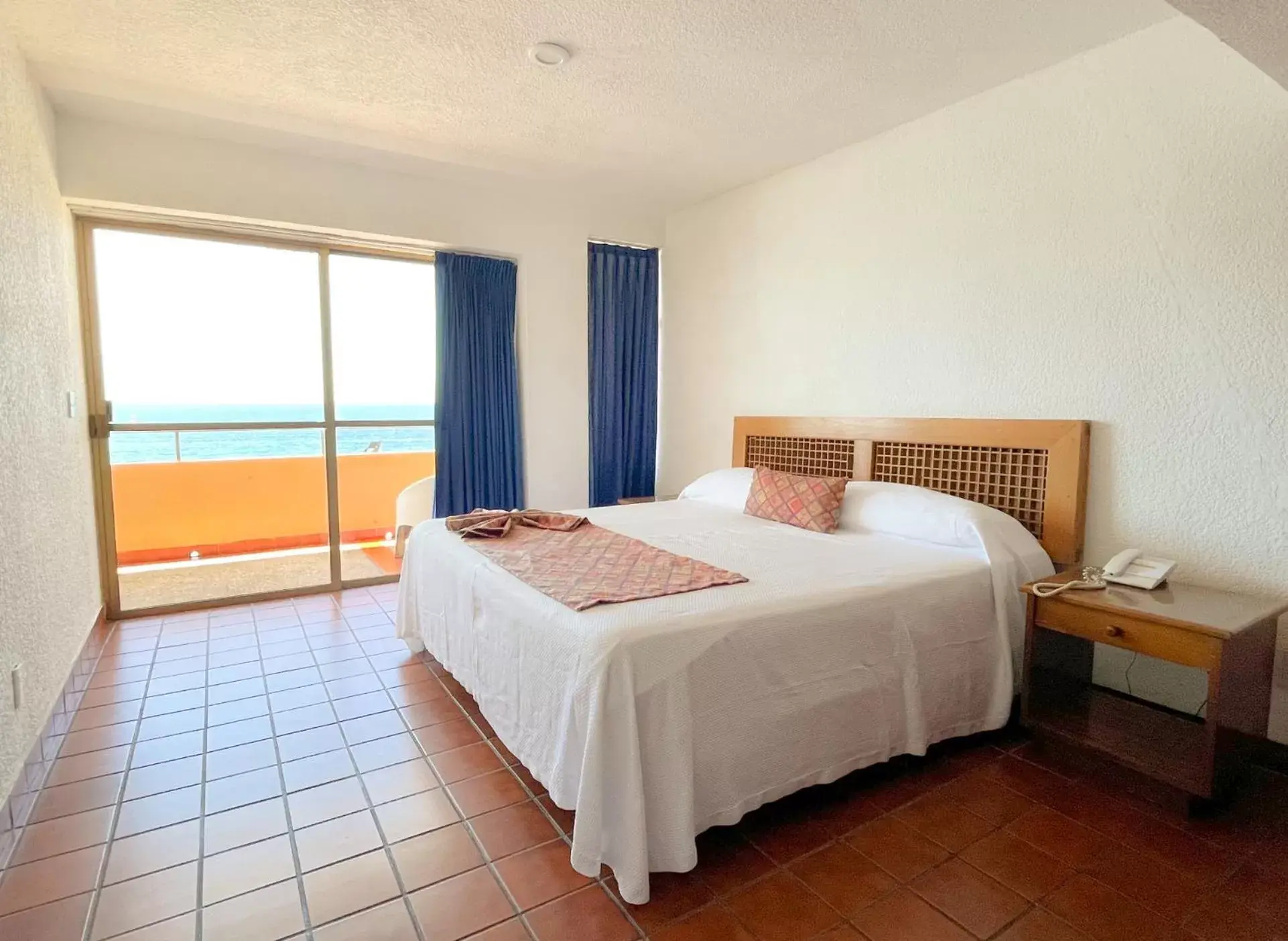 Bedroom, Bed in Costa de Oro Beach Hotel