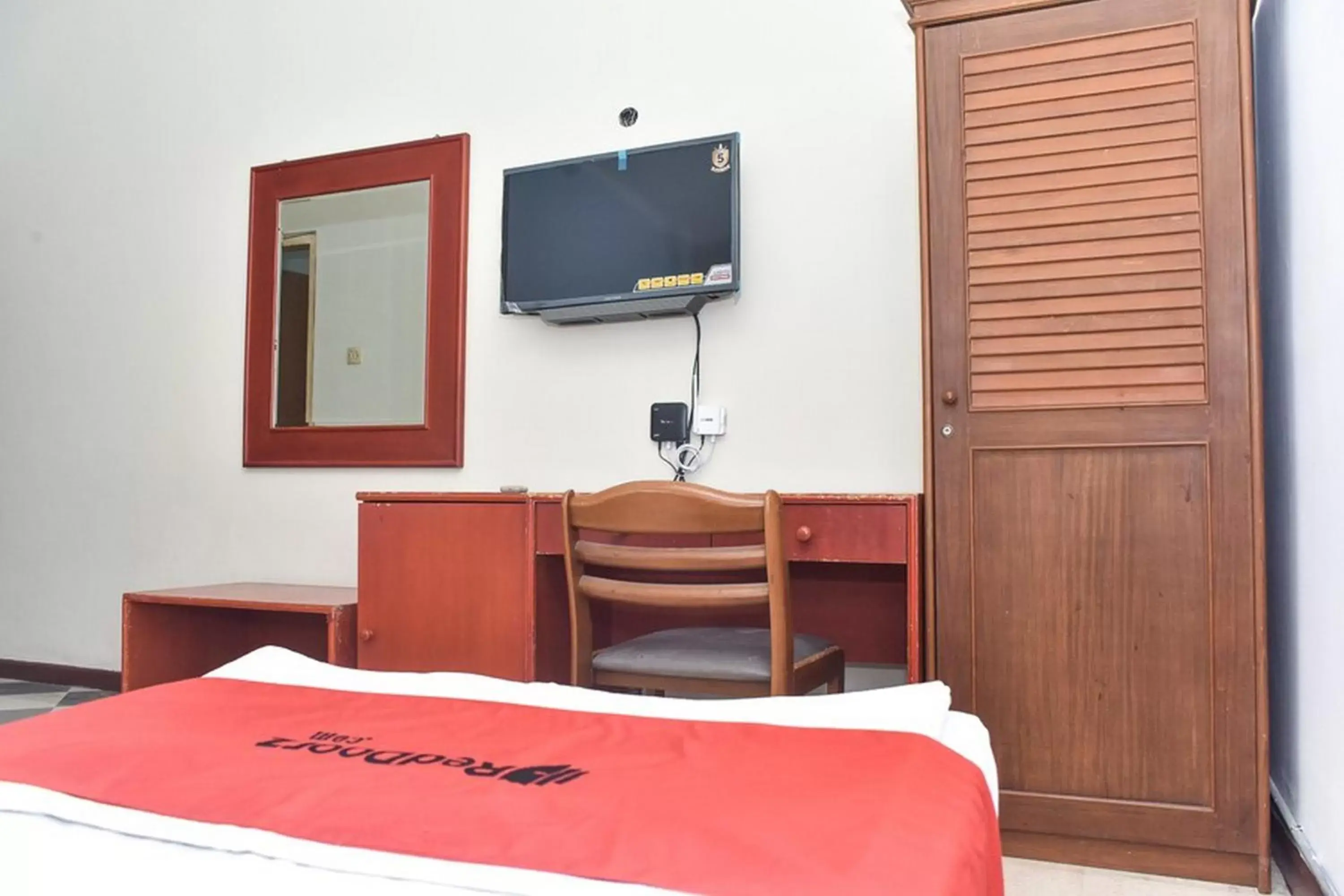 Bedroom, TV/Entertainment Center in RedDoorz near Kampung Warna Warni