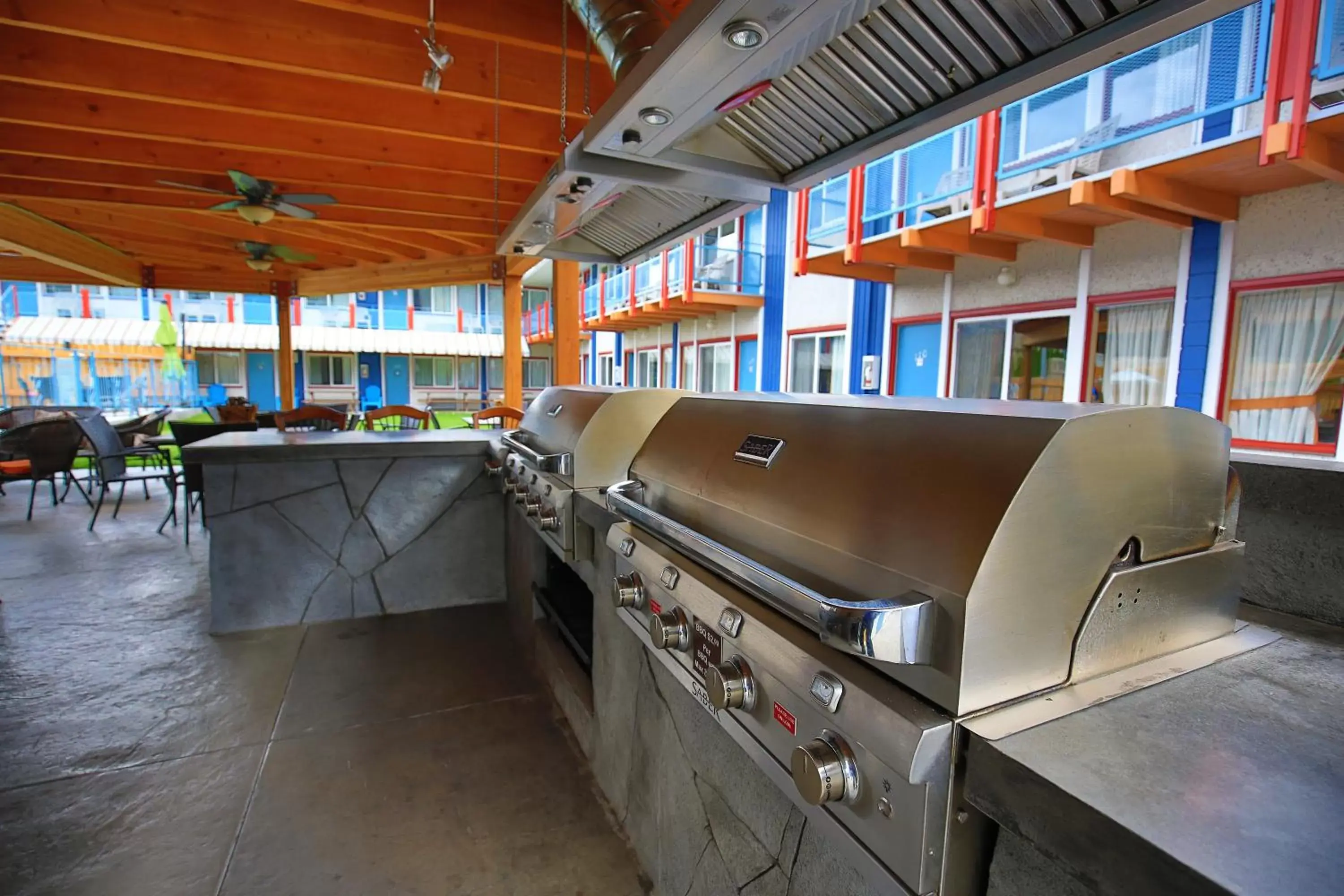 BBQ facilities, Restaurant/Places to Eat in Bowmont Motel