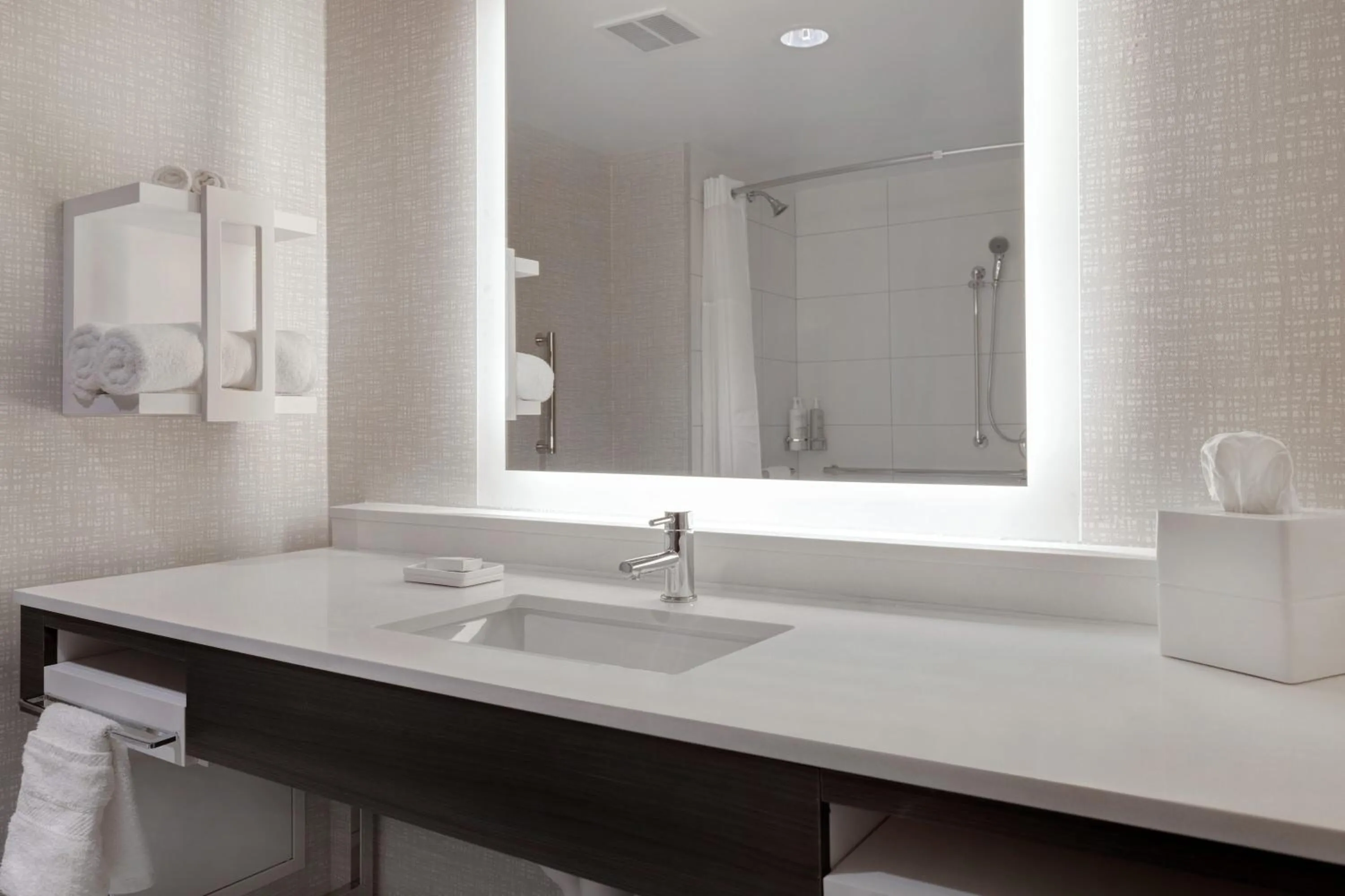 Bathroom in Hampton Inn Chicago Orland Park