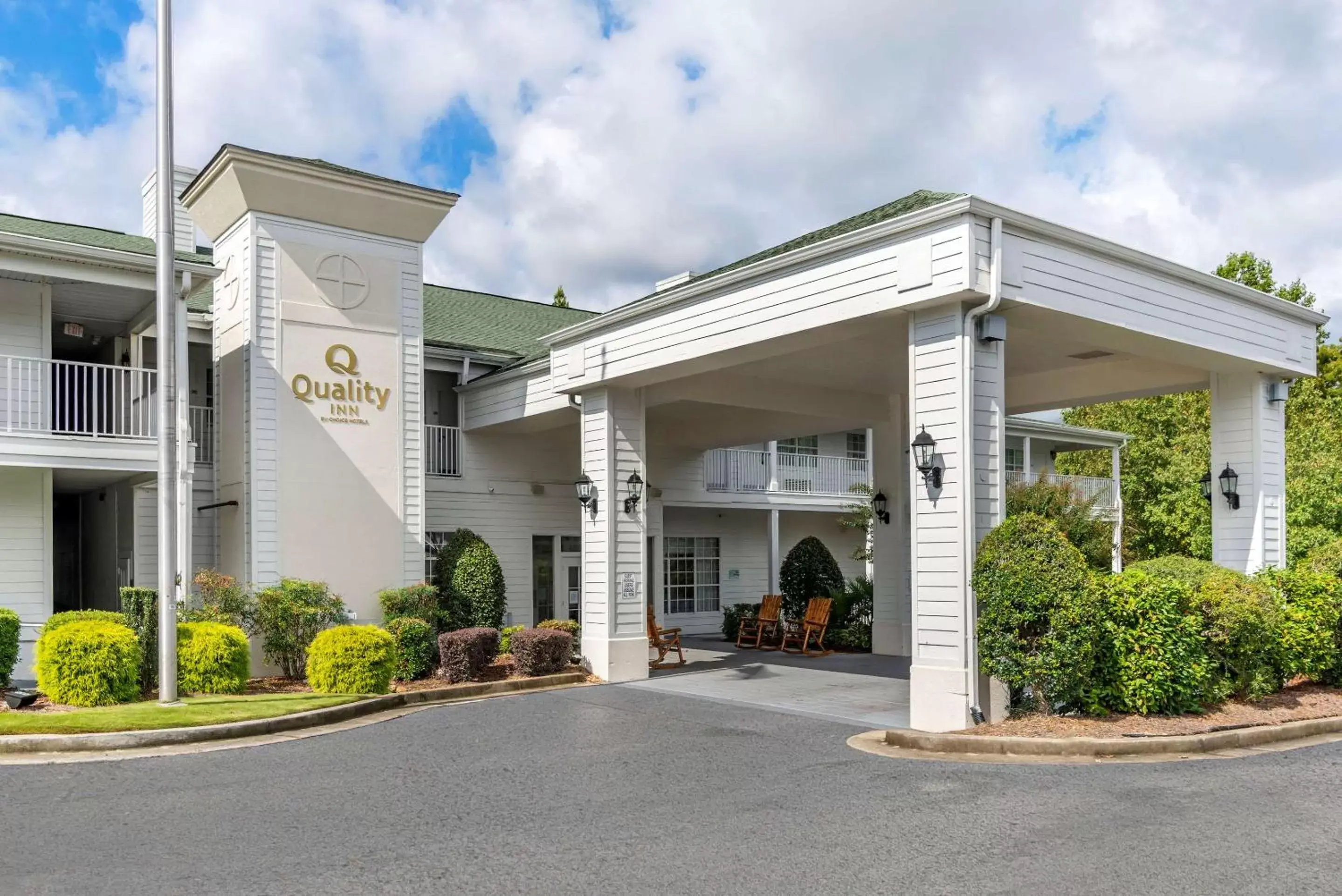 Property building, Facade/Entrance in Quality Inn Fayetteville Near Historic Downtown Square