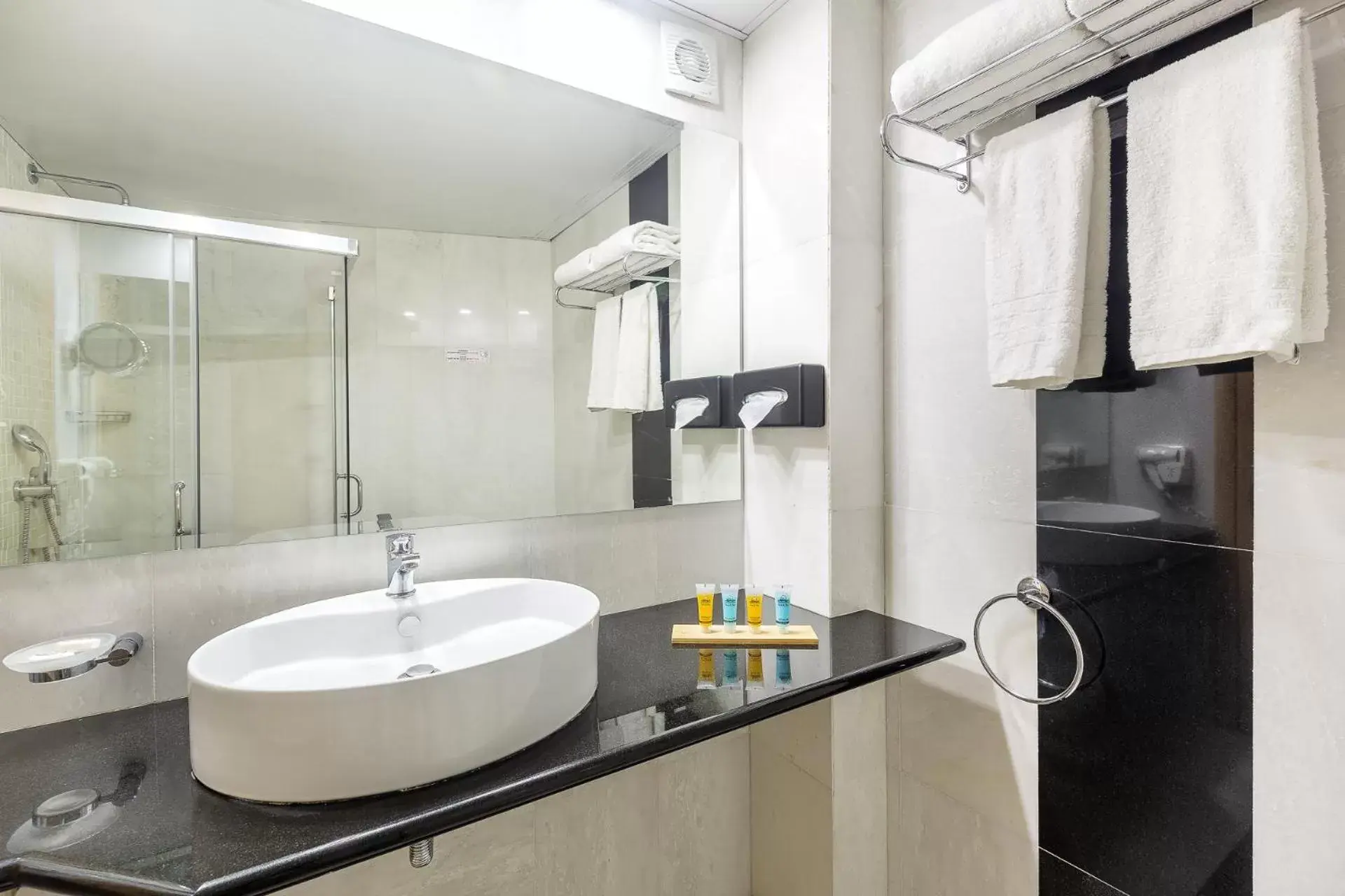 Bathroom in Oasis Hotel Apartments