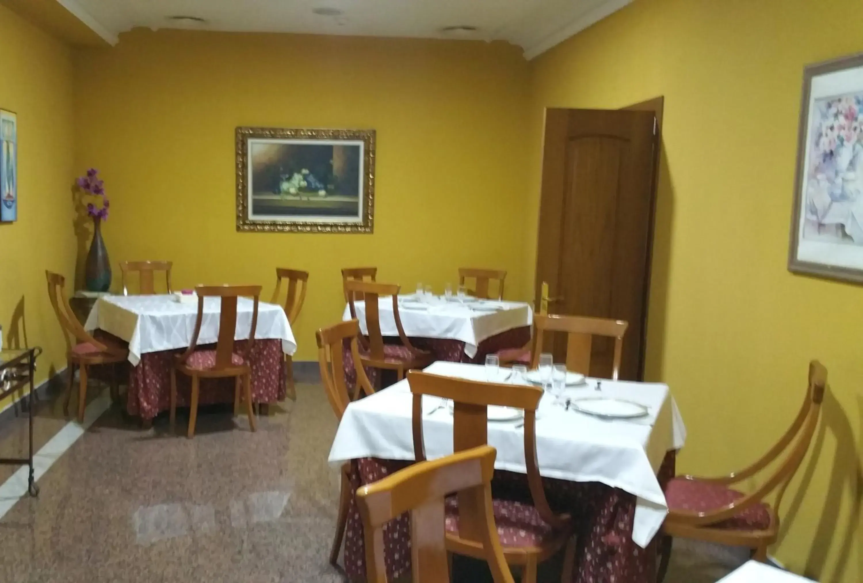 Restaurant/Places to Eat in Hotel Humanes