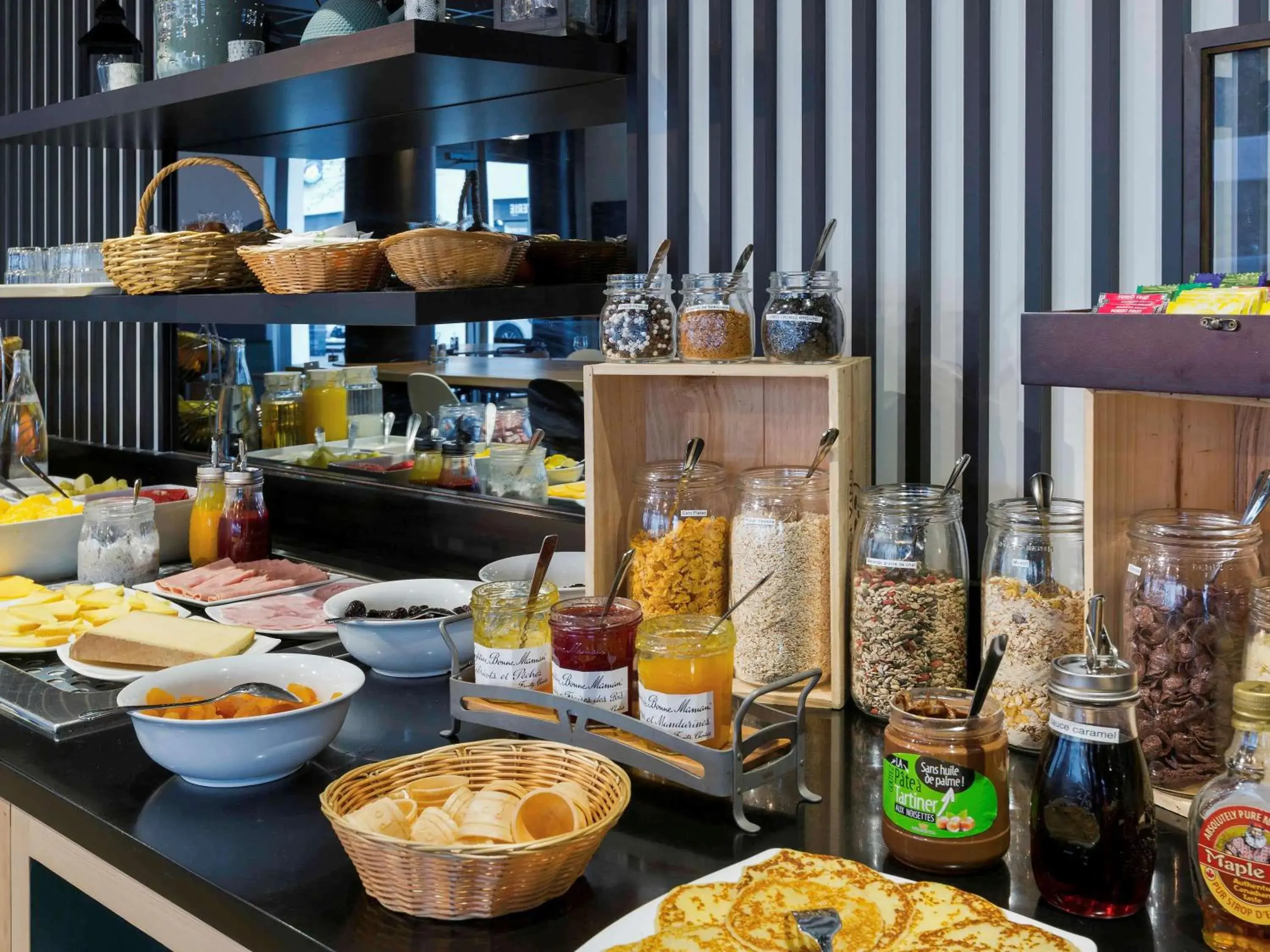 Restaurant/places to eat in ibis Styles Massy Opera