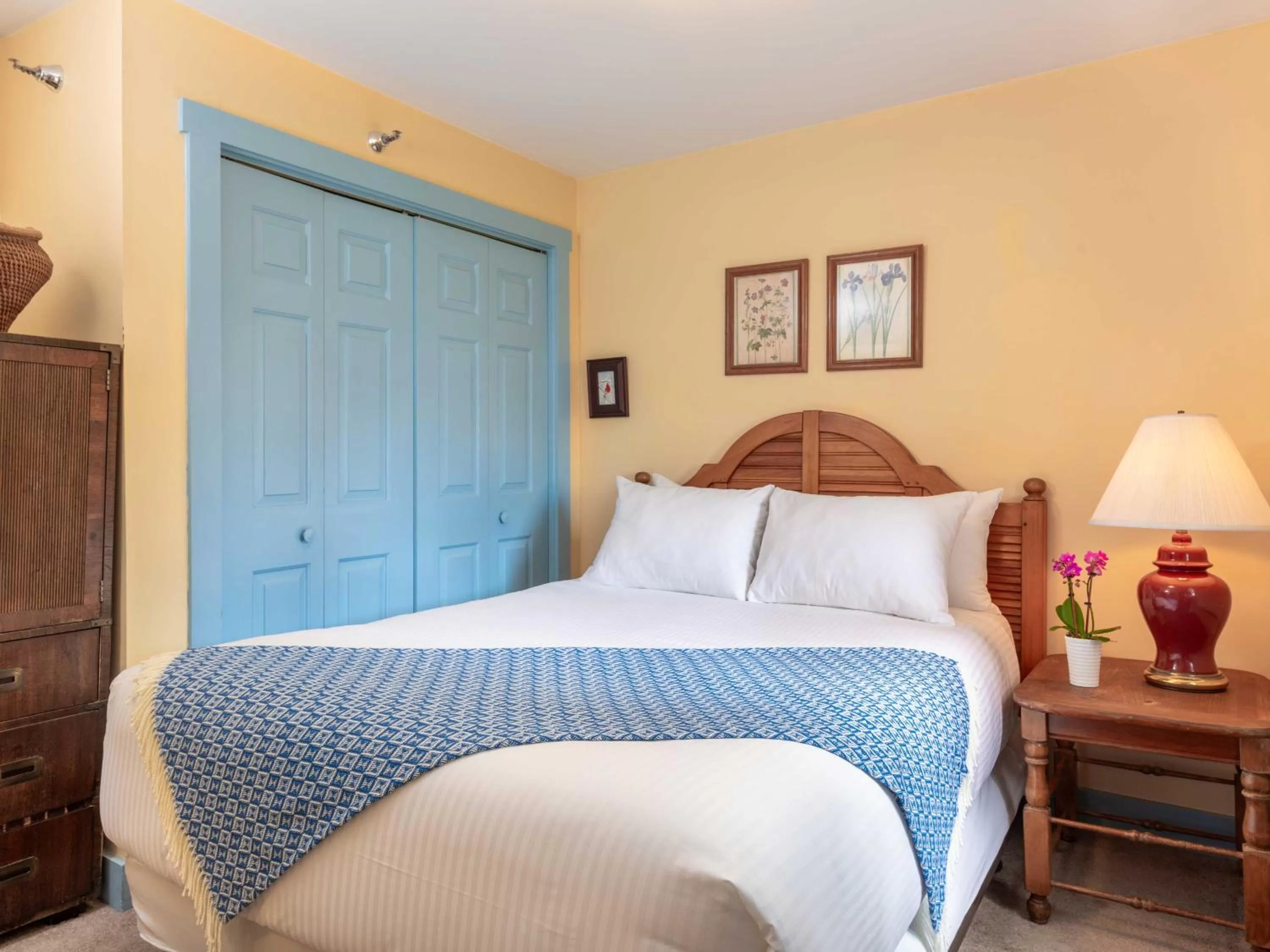 Bed in Old Stagecoach Inn