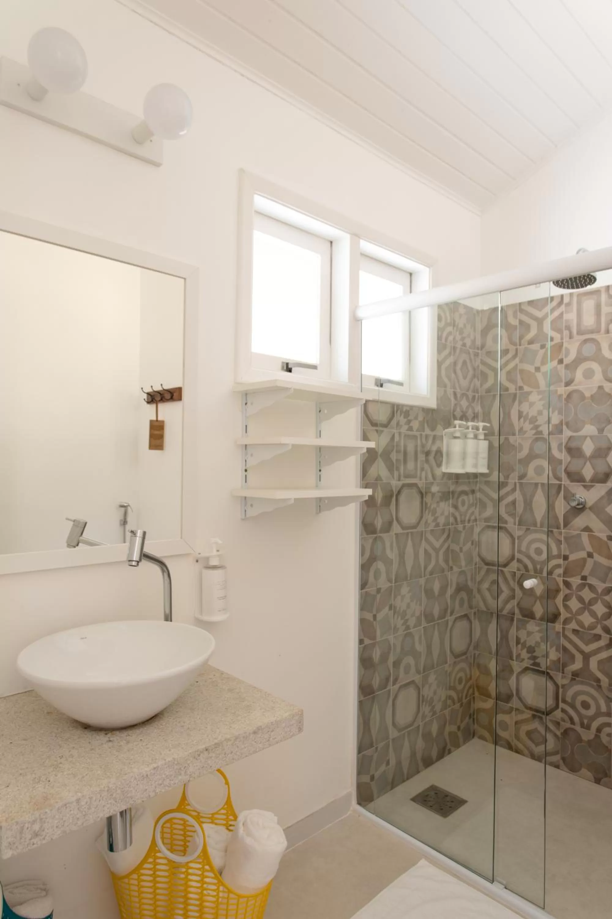 Shower in Jubarte Hotel by Insólito