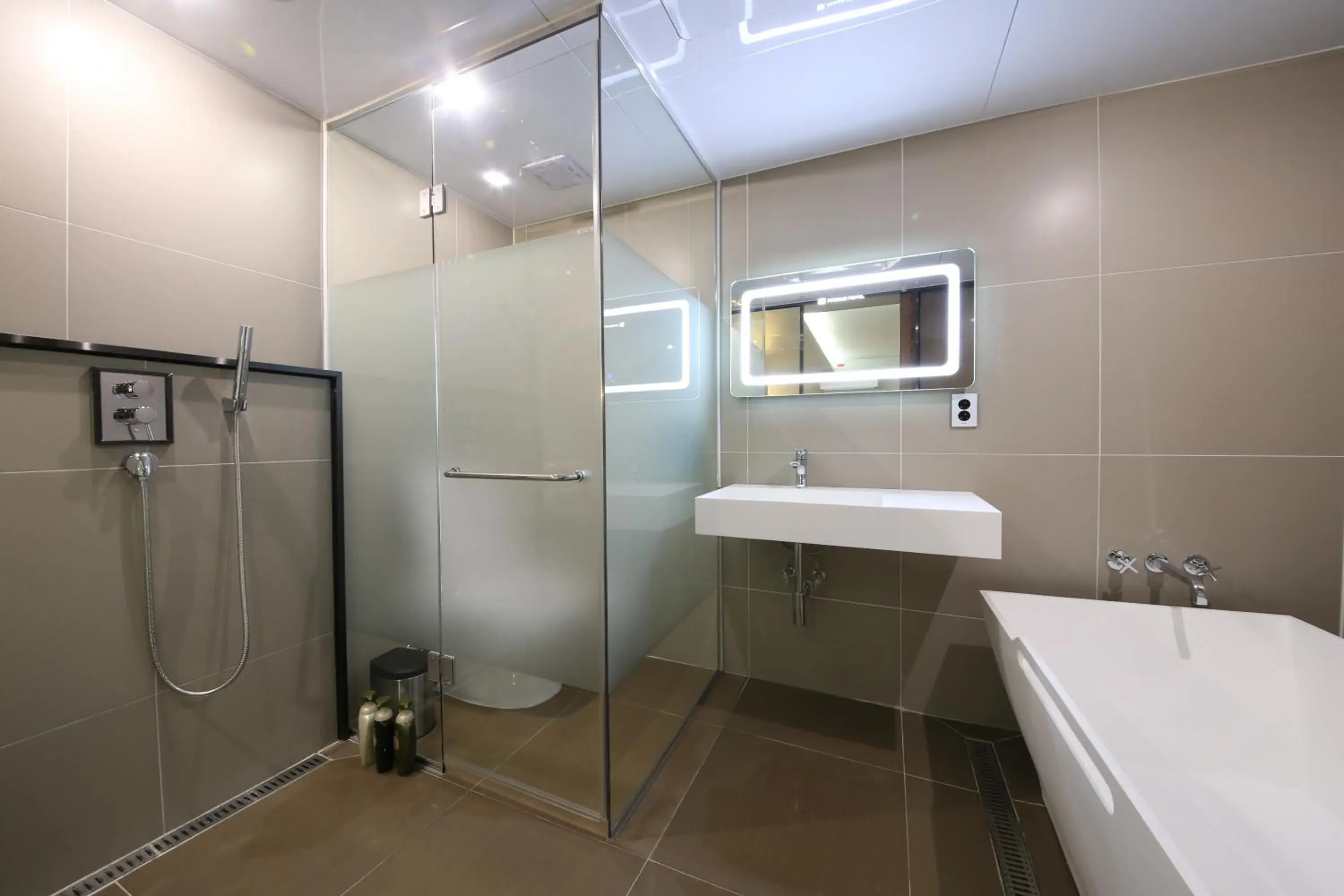 Shower, Bathroom in Avenue Hotel