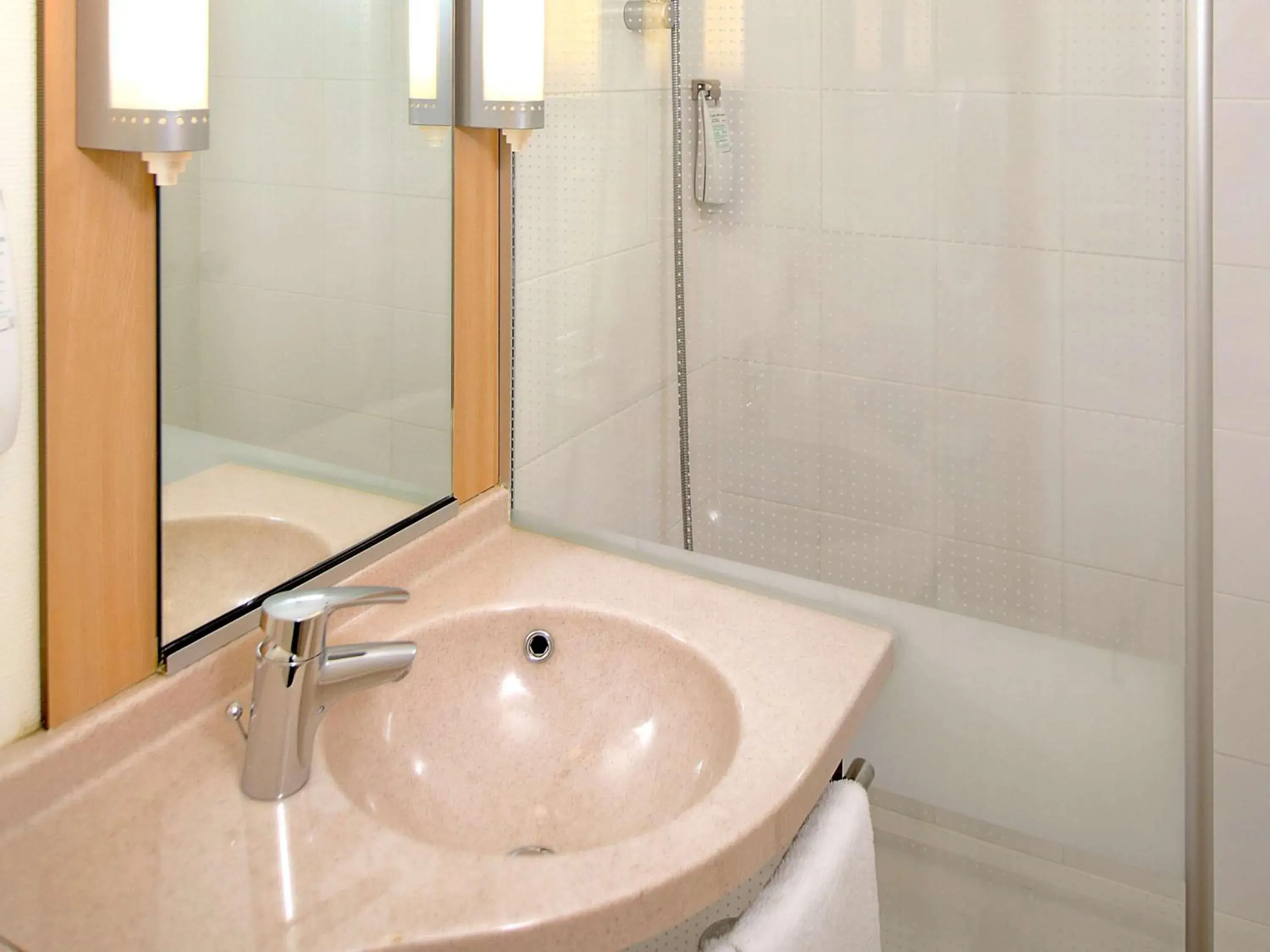 Photo of the whole room, Bathroom in ibis Paris Porte d Italie