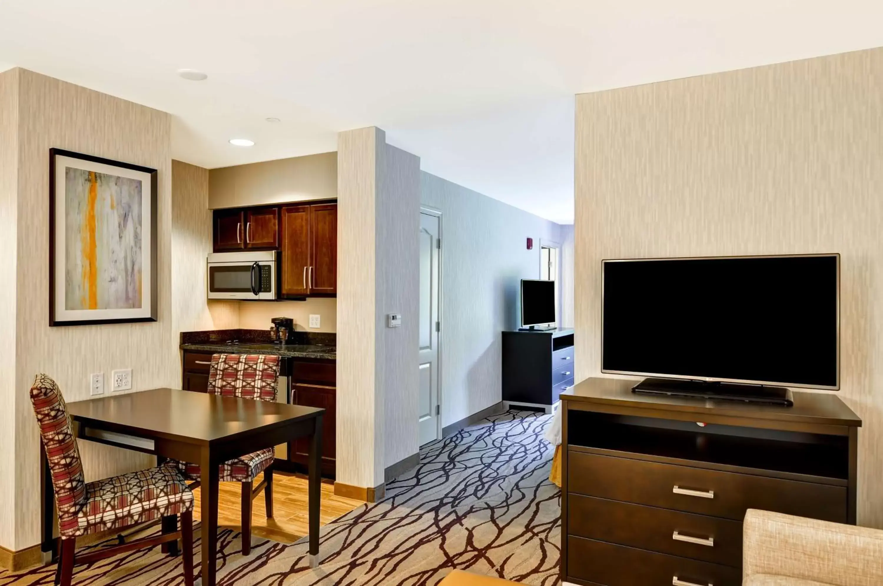 Kitchen or kitchenette, TV/Entertainment Center in Homewood Suites by Hilton Boston Cambridge-Arlington, MA