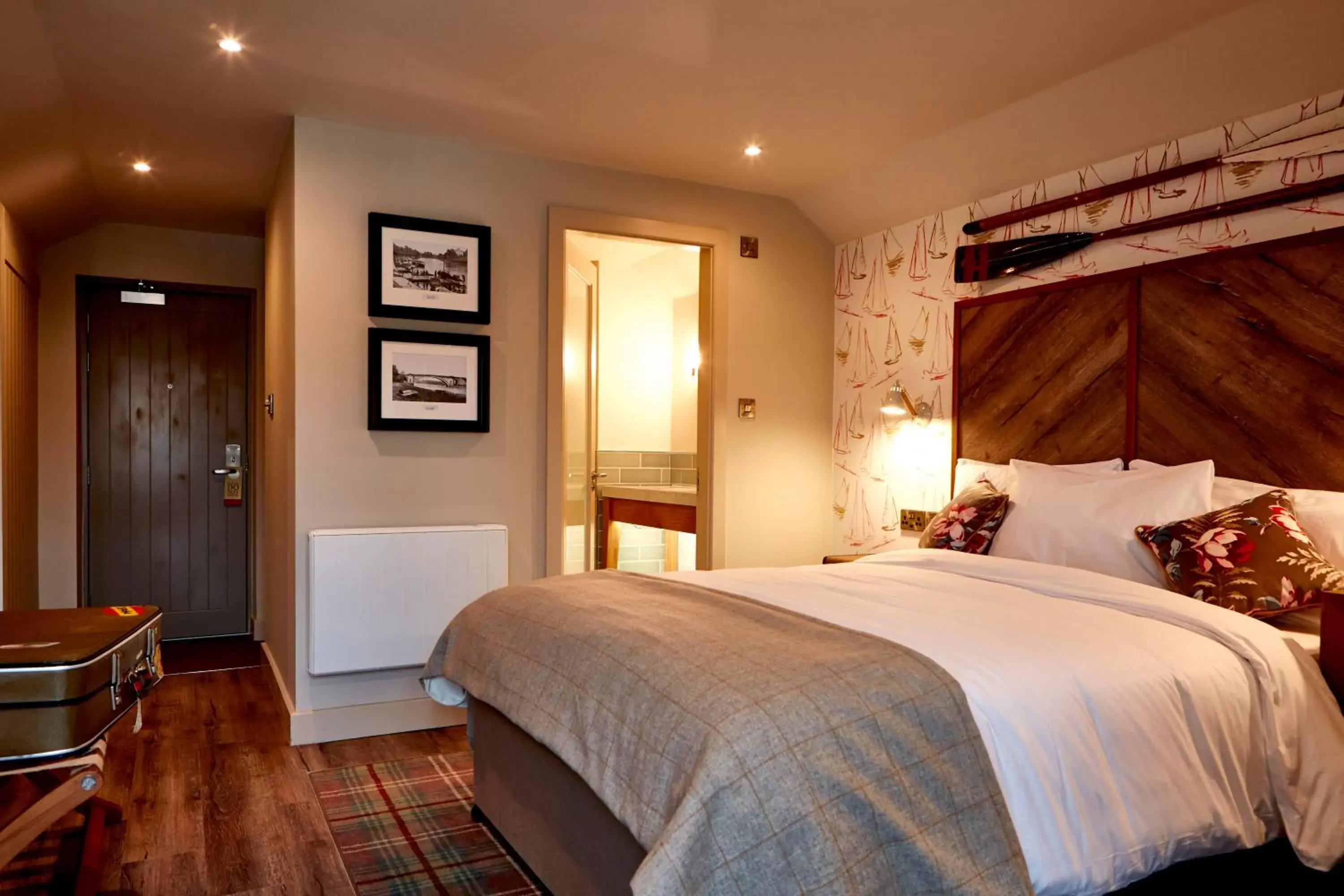 Bed in The Boathouse Inn & Riverside Rooms