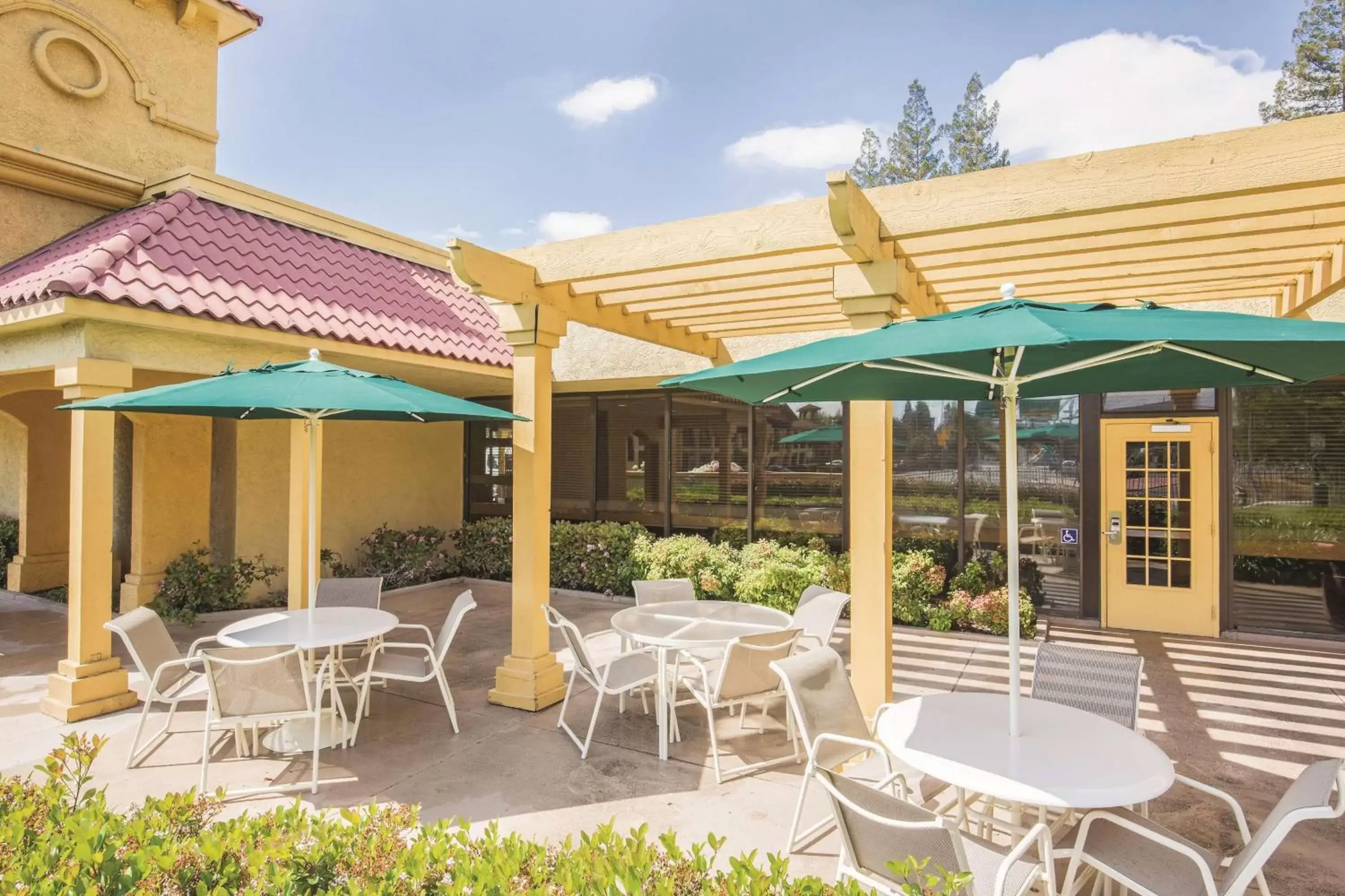 Property building, Patio/Outdoor Area in Howard Johnson by Wyndham Sacramento Downtown