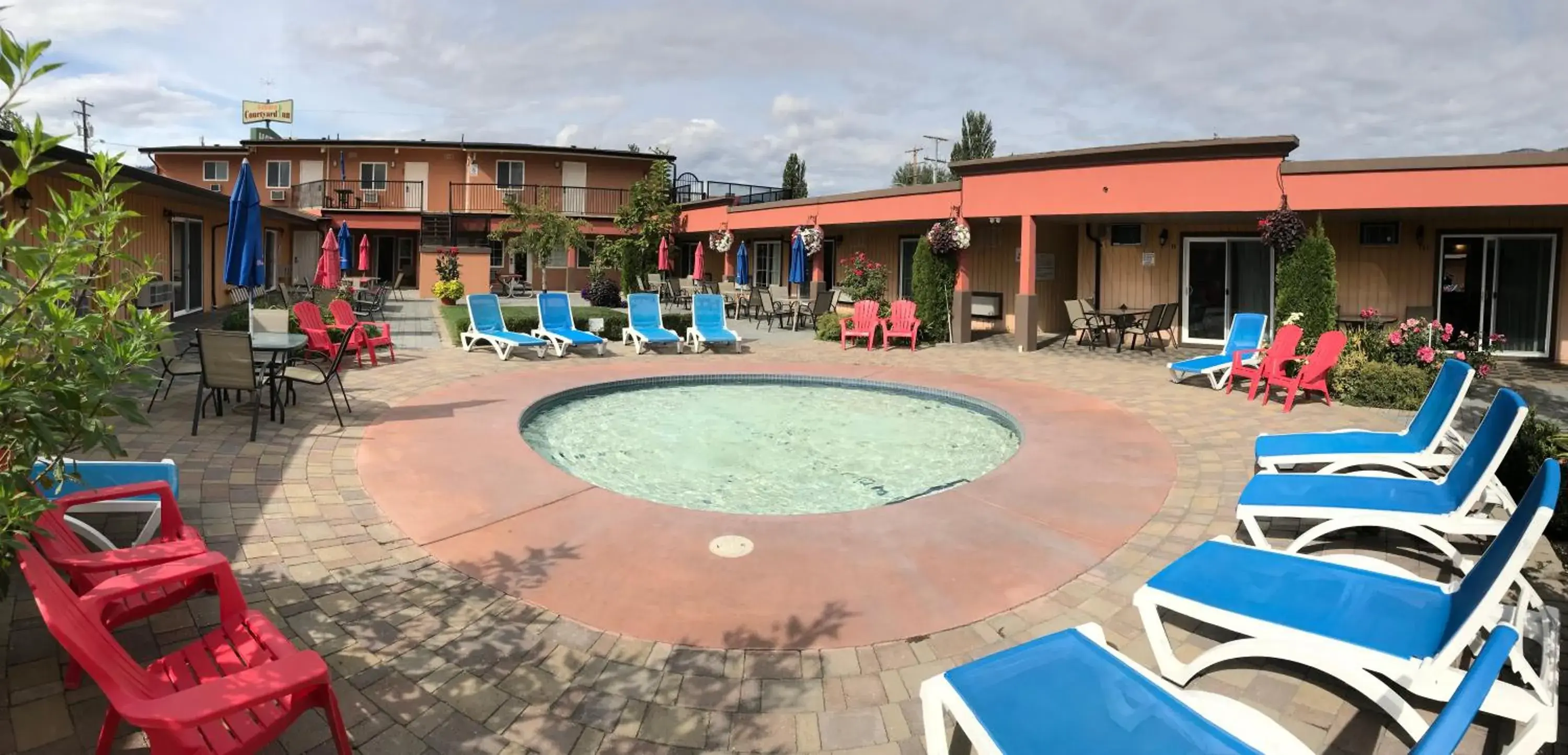 Swimming Pool in Sahara Courtyard Inn Osoyoos
