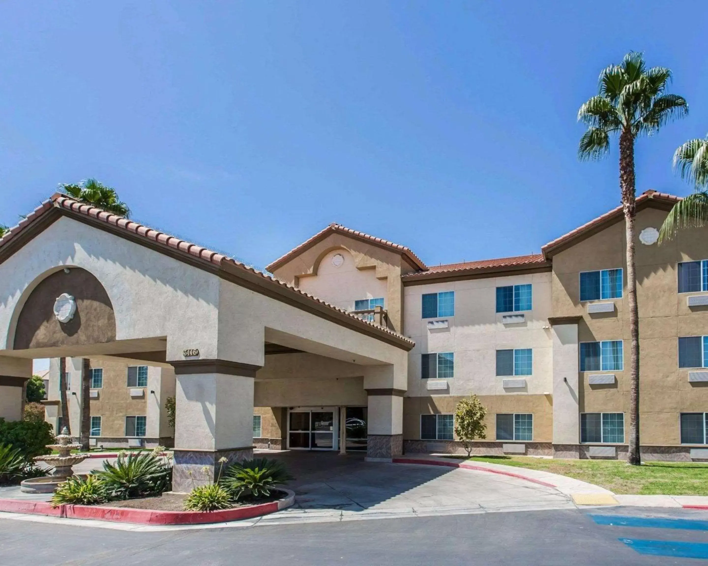 Property building in Comfort Suites Bakersfield Property building in Comfort Suites Bakersfield