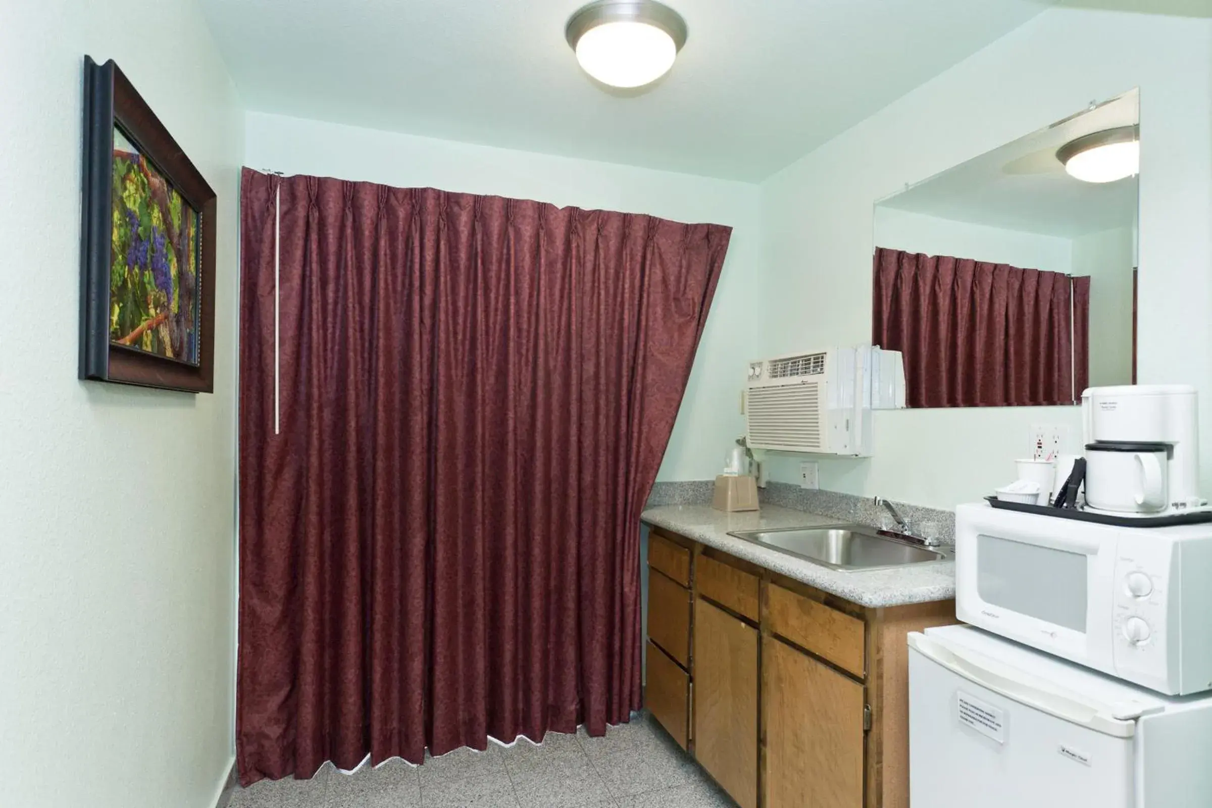 Coffee/tea facilities, Kitchen/Kitchenette in National 9 Inn - Placerville