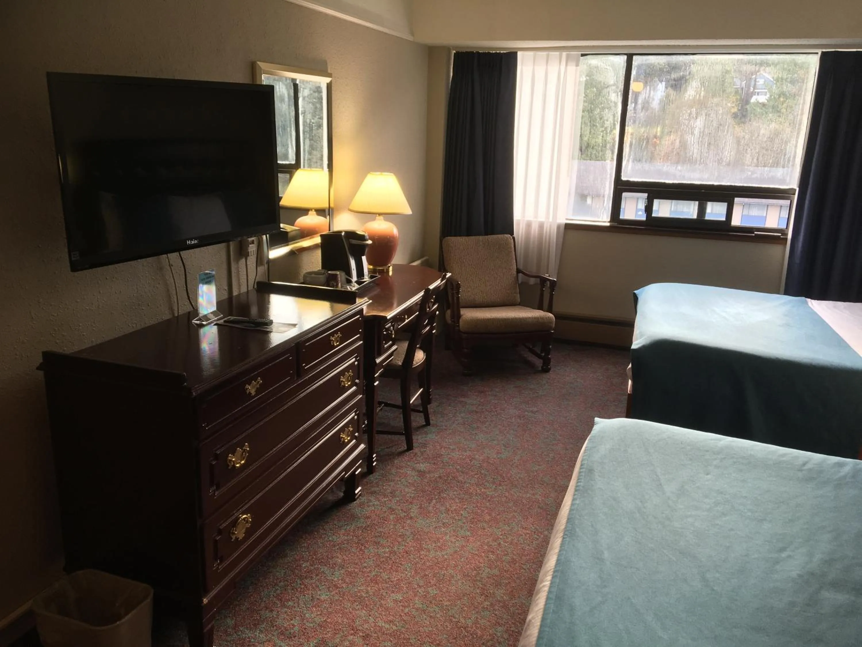 Photo of the whole room, Bed in Moby Dick Inn