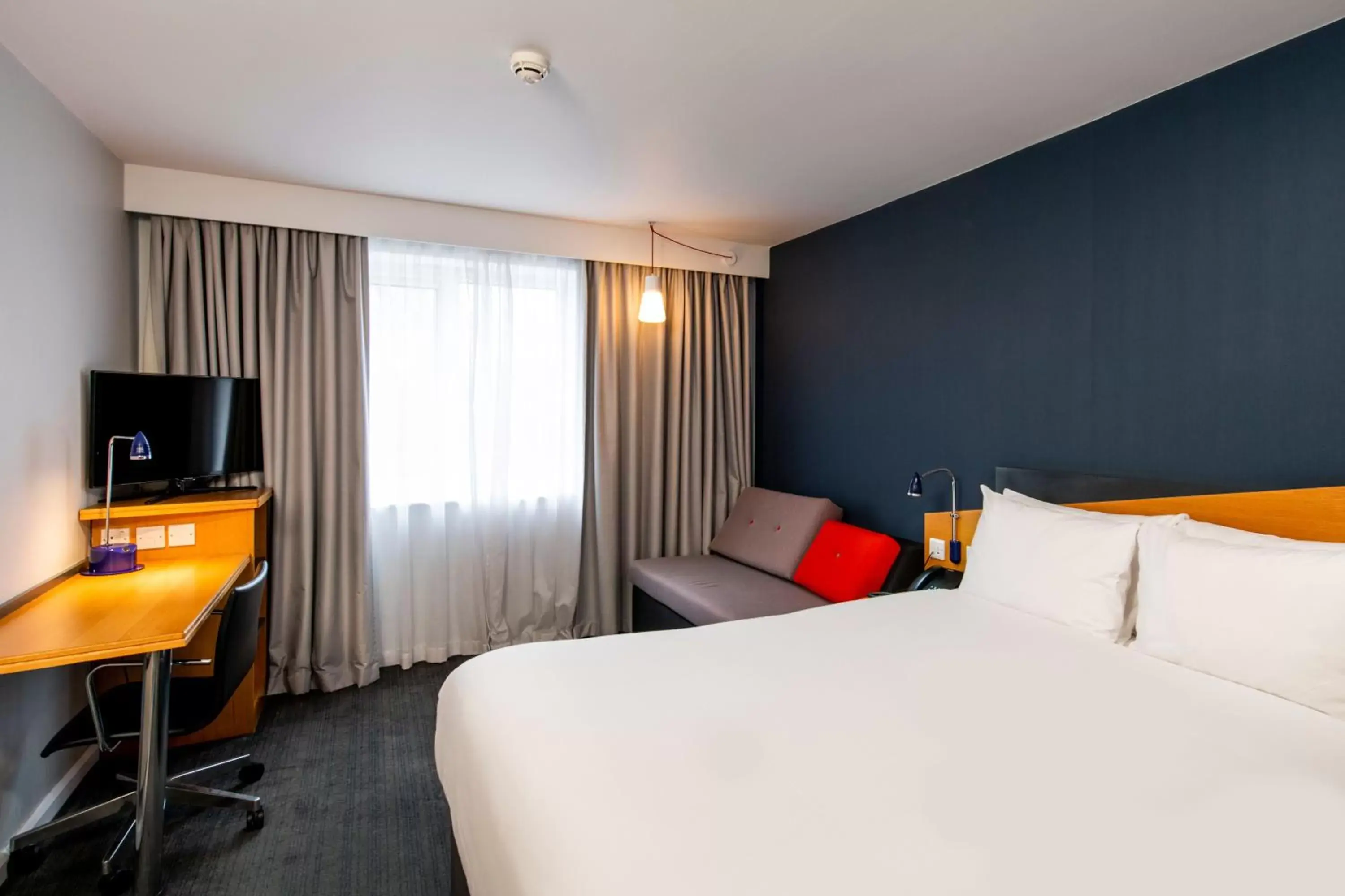 Bedroom, Bed in Holiday Inn Express Edinburgh – Royal Mile, an IHG Hotel