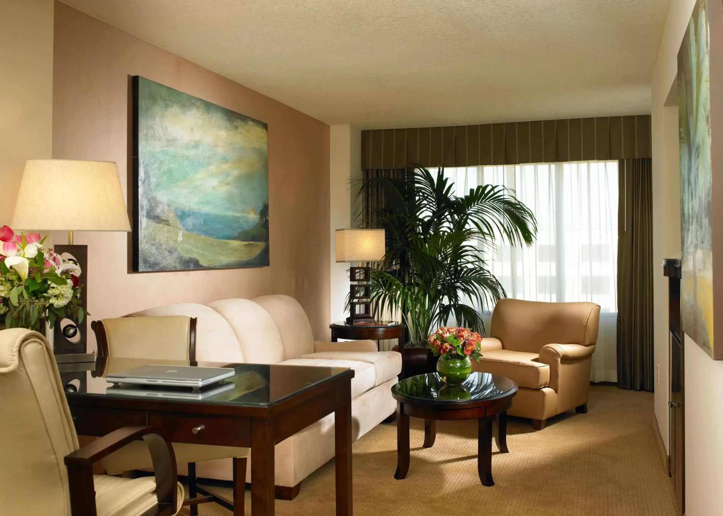 Living room, Seating Area in DoubleTree Suites By Hilton Anaheim Resort/Convention Center