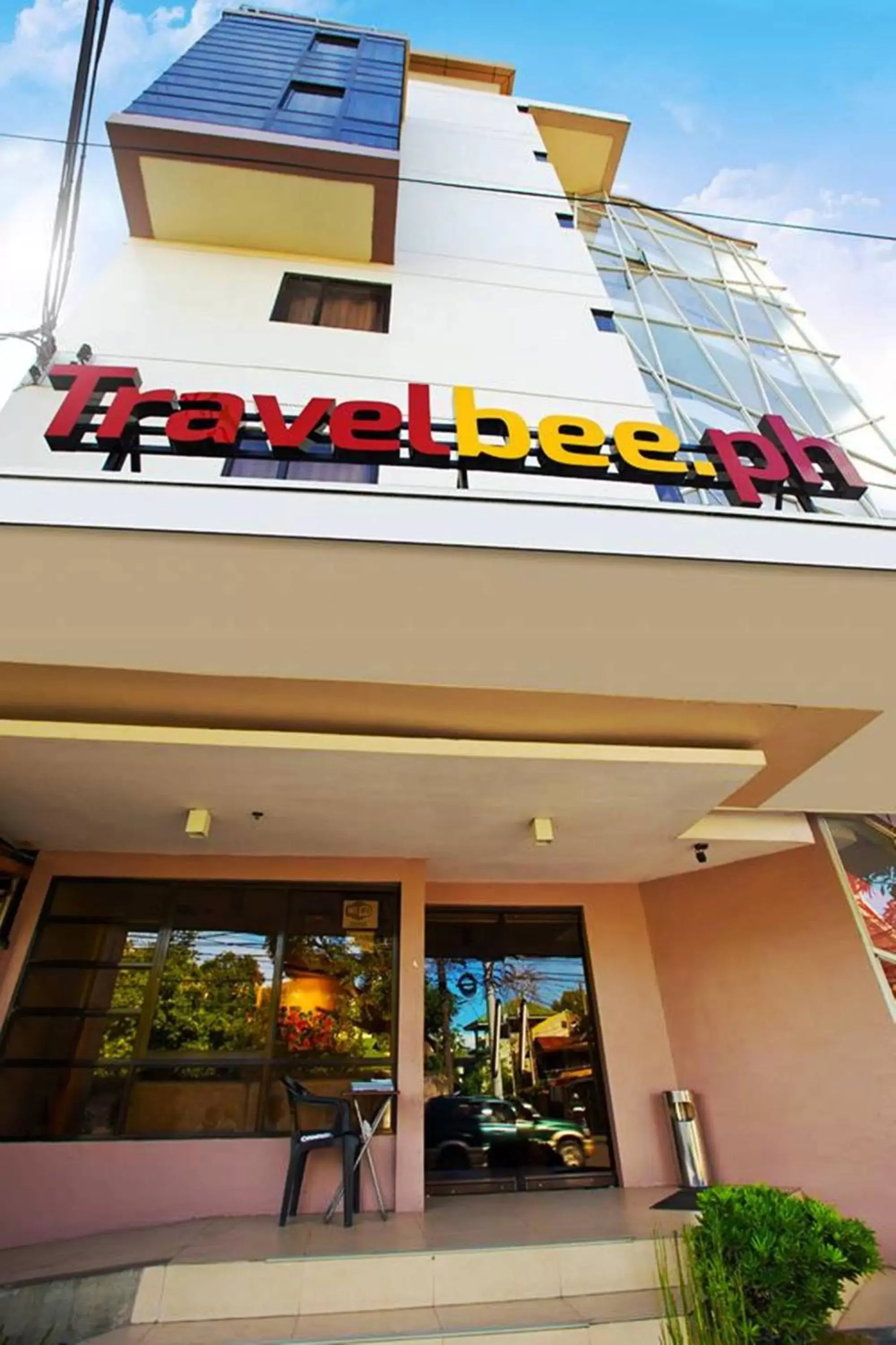 Facade/entrance, Property Building in Travelbee Business Inn