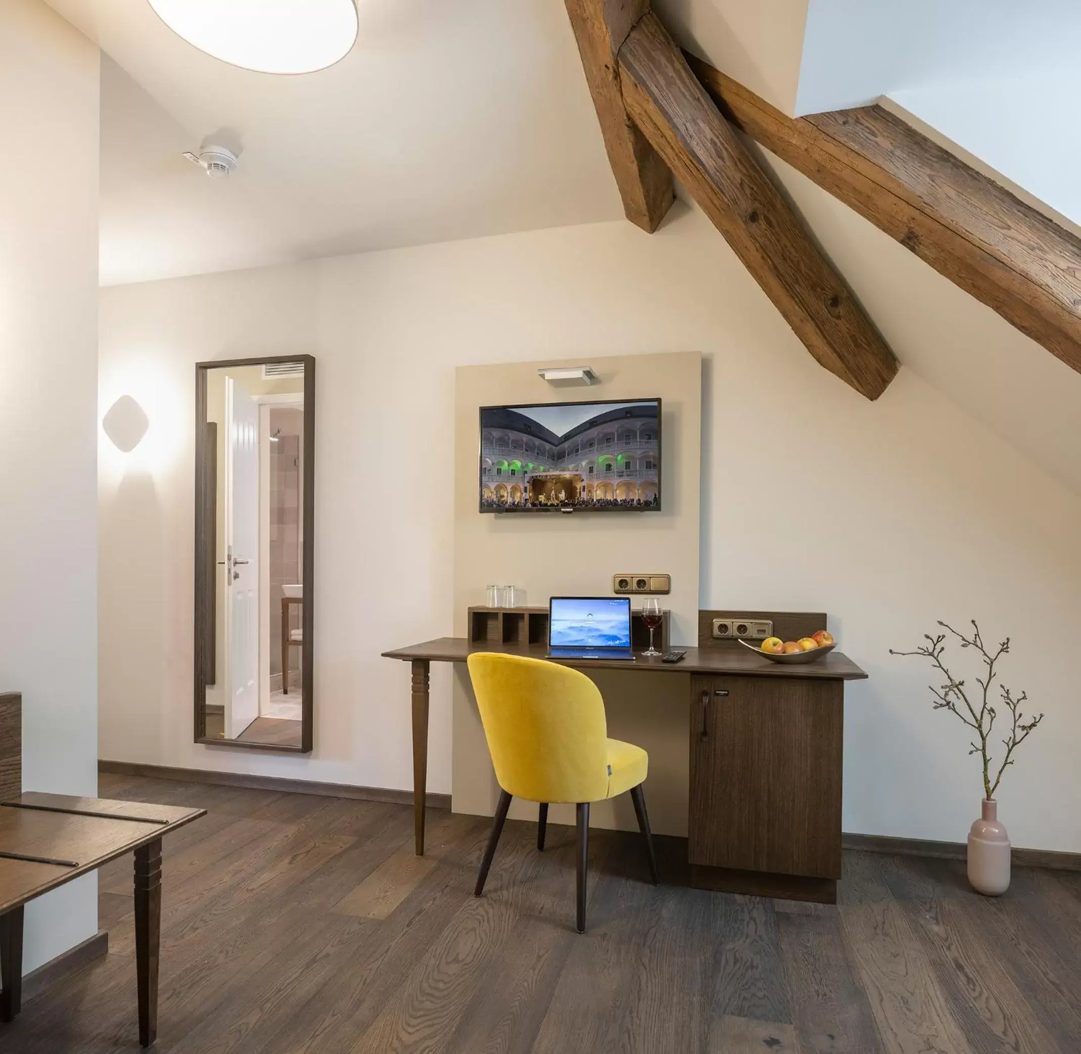 Toilet, TV/Entertainment Center in Altstadthotel der Patrizier