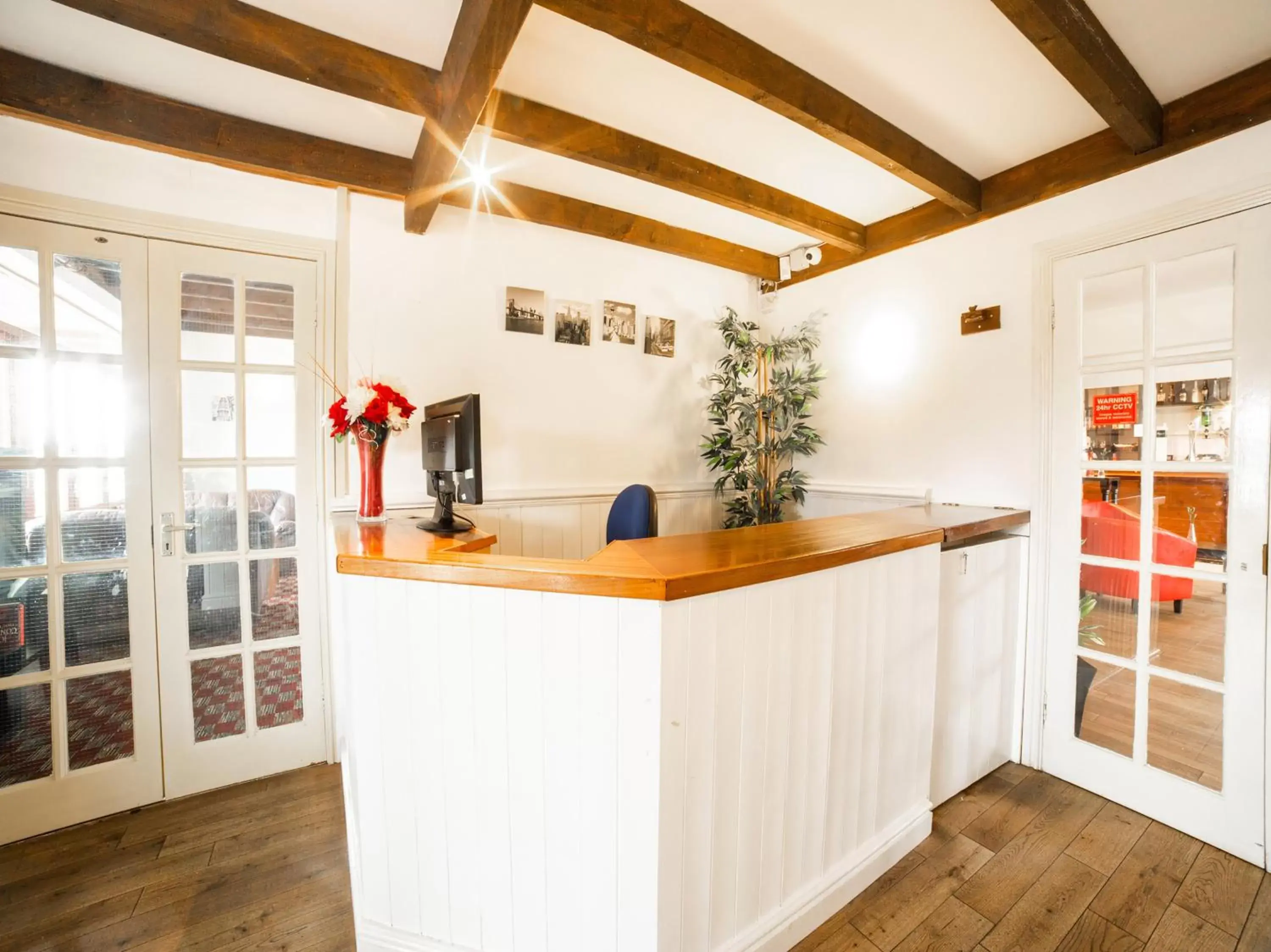 Lobby or reception, Kitchen/Kitchenette in OYO White Horse Lodge Hotel, East Thirsk