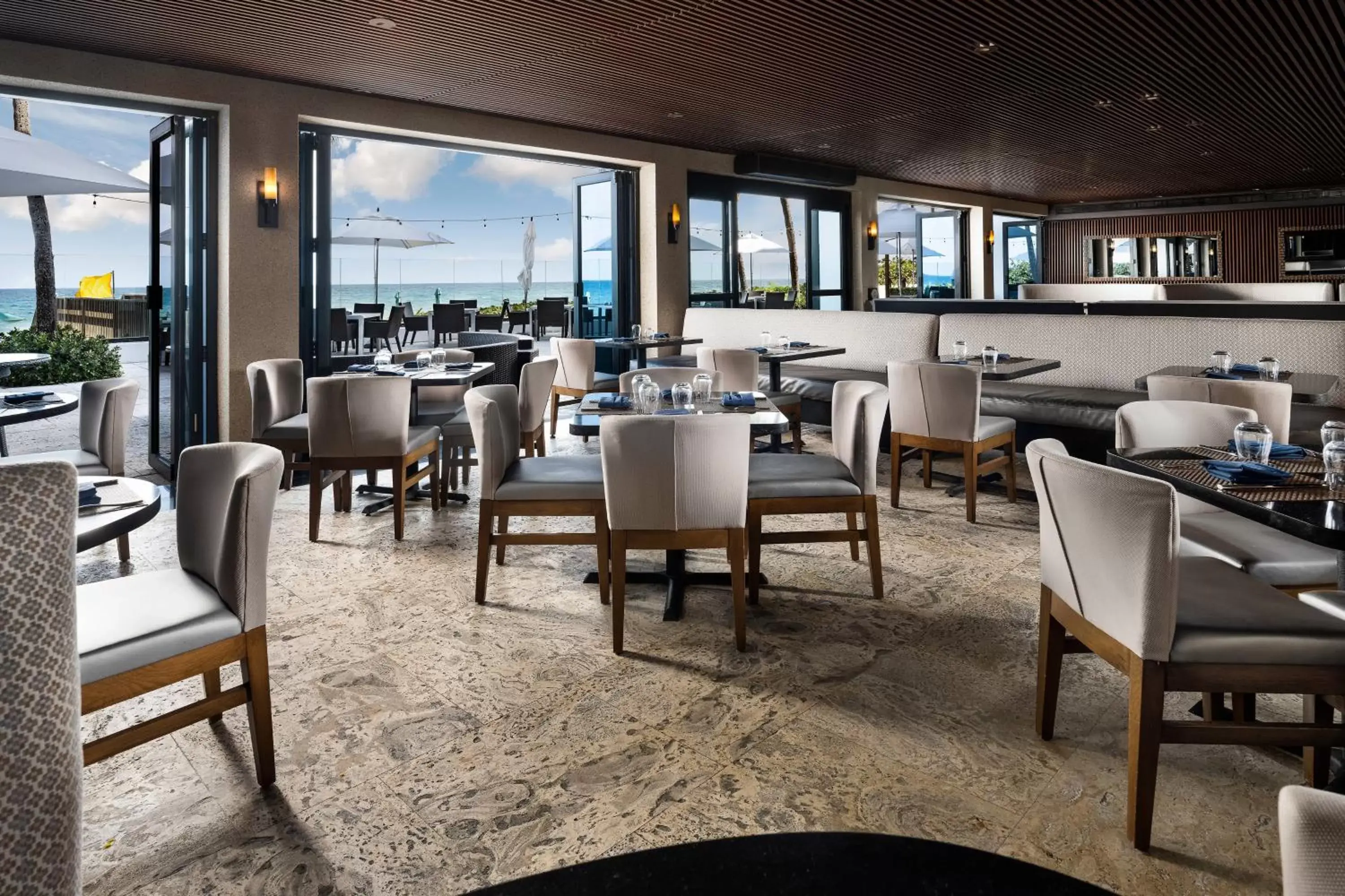 Restaurant/Places to Eat in Tideline Ocean Resort & Spa