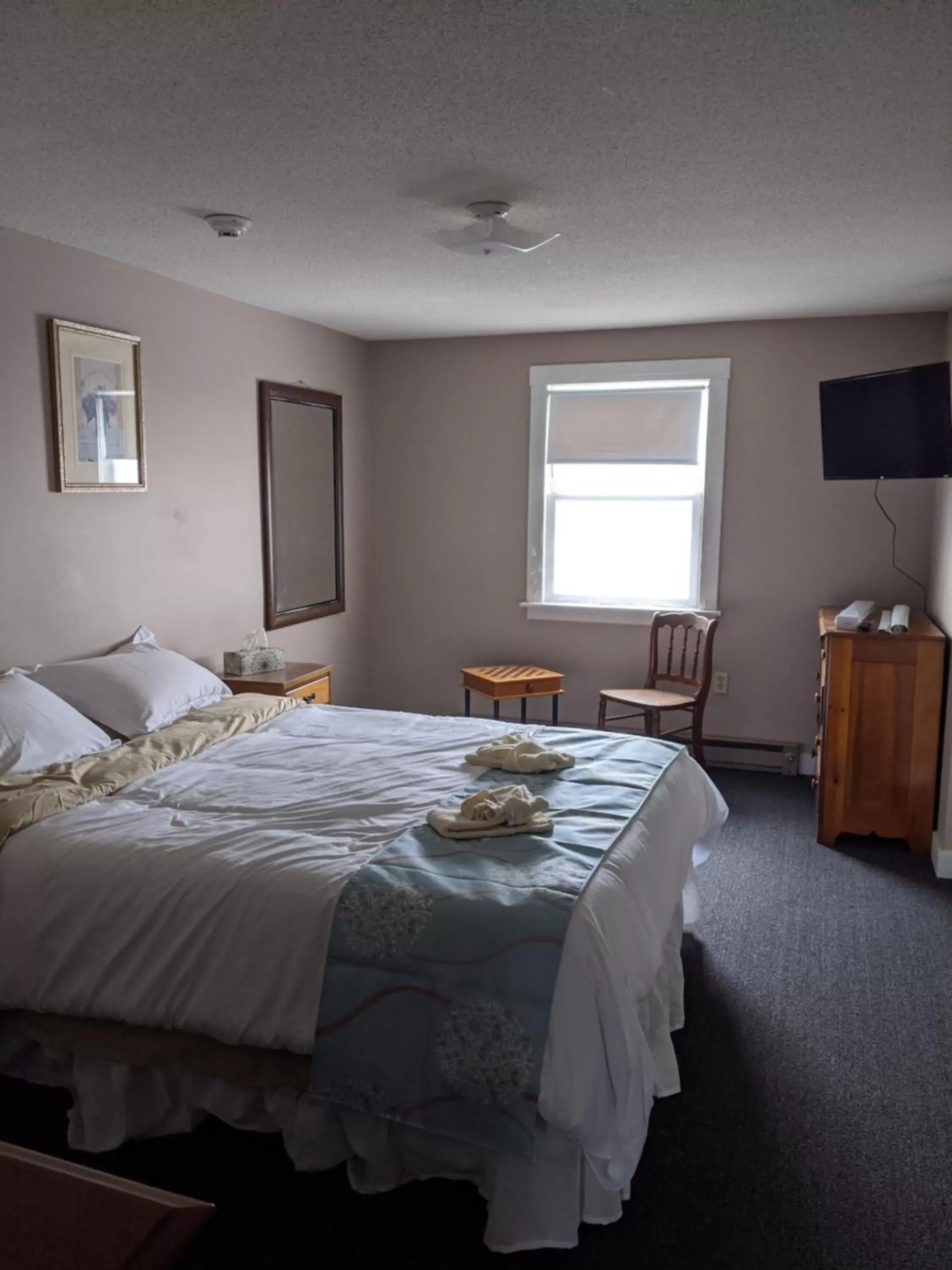 Bed in Lake Shore Farm Inn