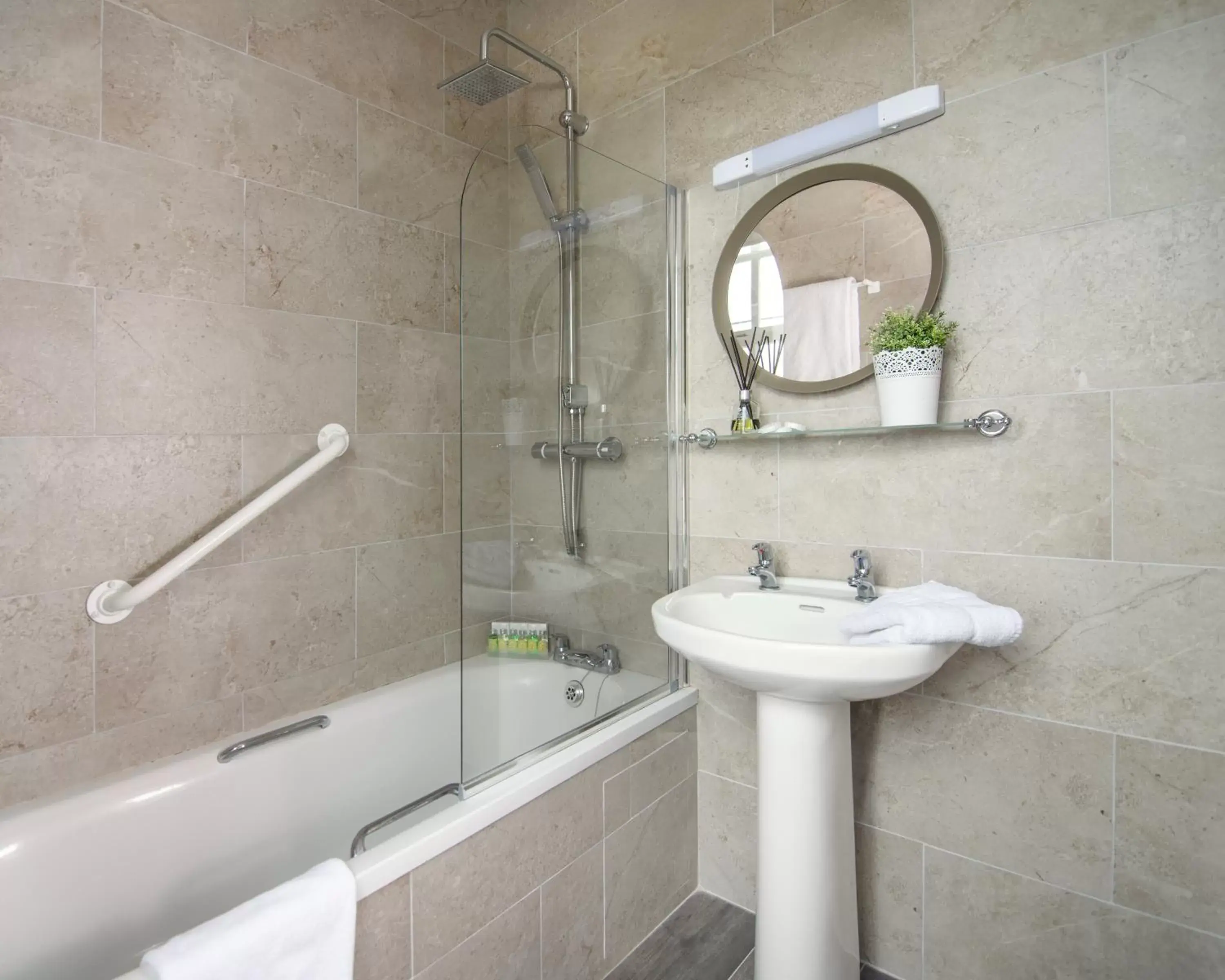 Bathroom in Kildare House Hotel