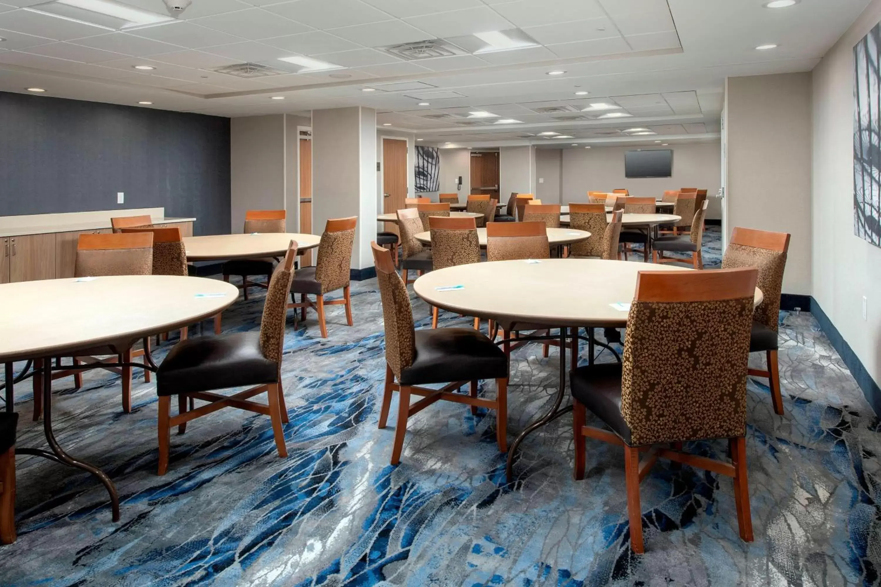 Meeting/conference room, Restaurant/Places to Eat in Fairfield Inn & Suites by Marriott Alexandria West/Mark Center