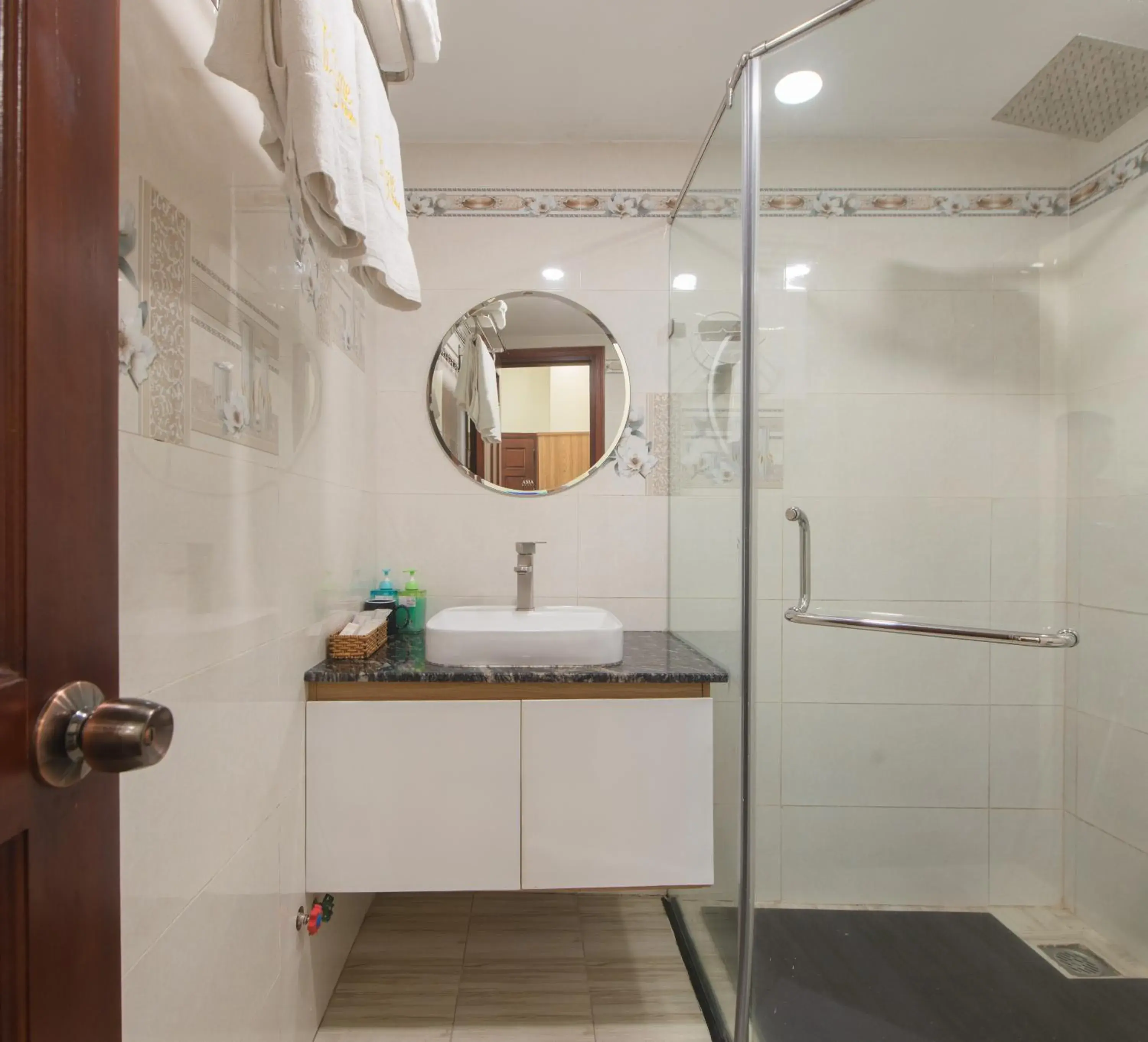 Shower, Bathroom in Tasme Hotel