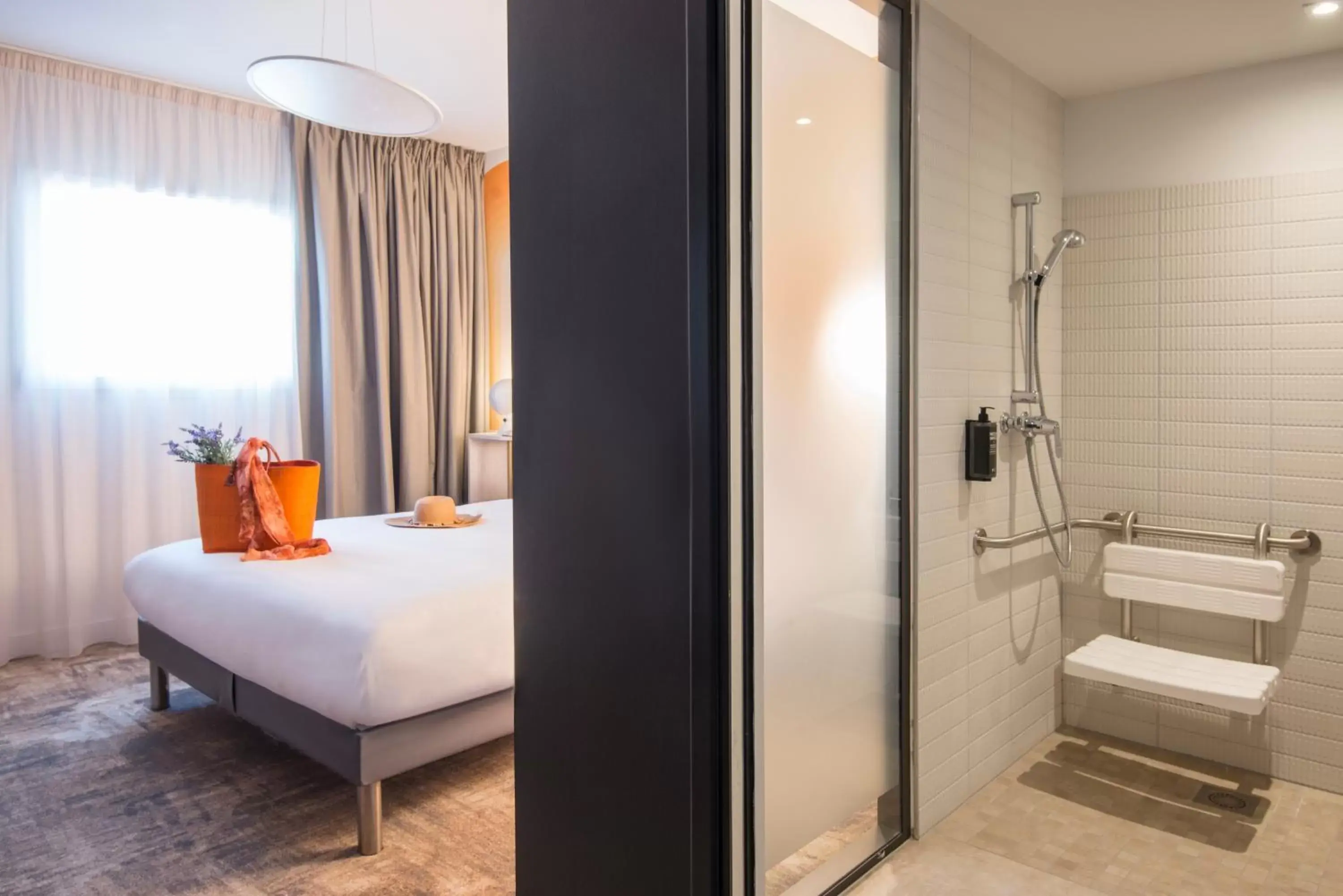 Facility for disabled guests, Bathroom in ibis Styles Pertuis Portes du Luberon