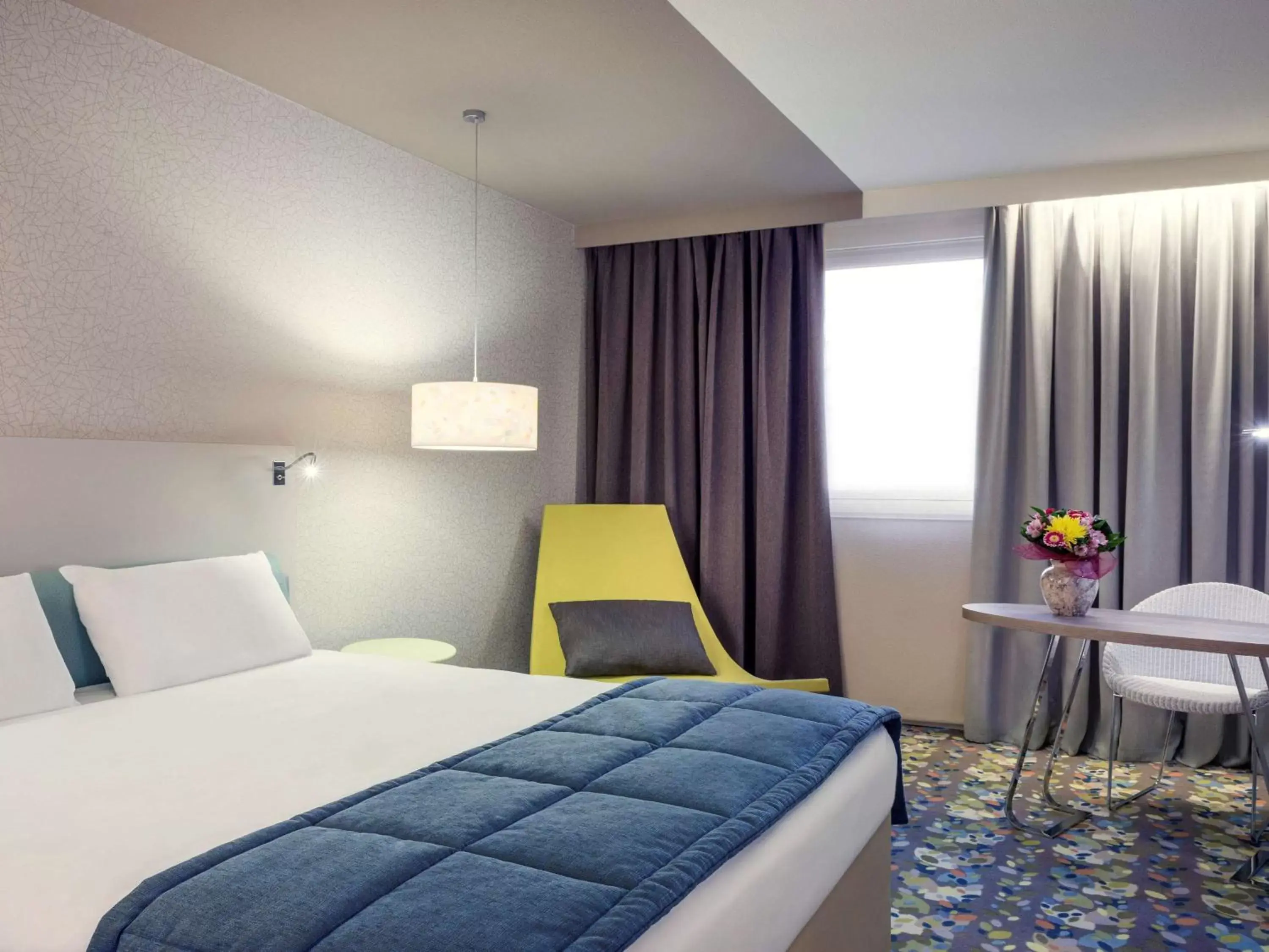 Photo of the whole room, Bed in Mercure Paris Val de Fontenay Photo of the whole room, Bed in Mercure Paris Val de Fontenay