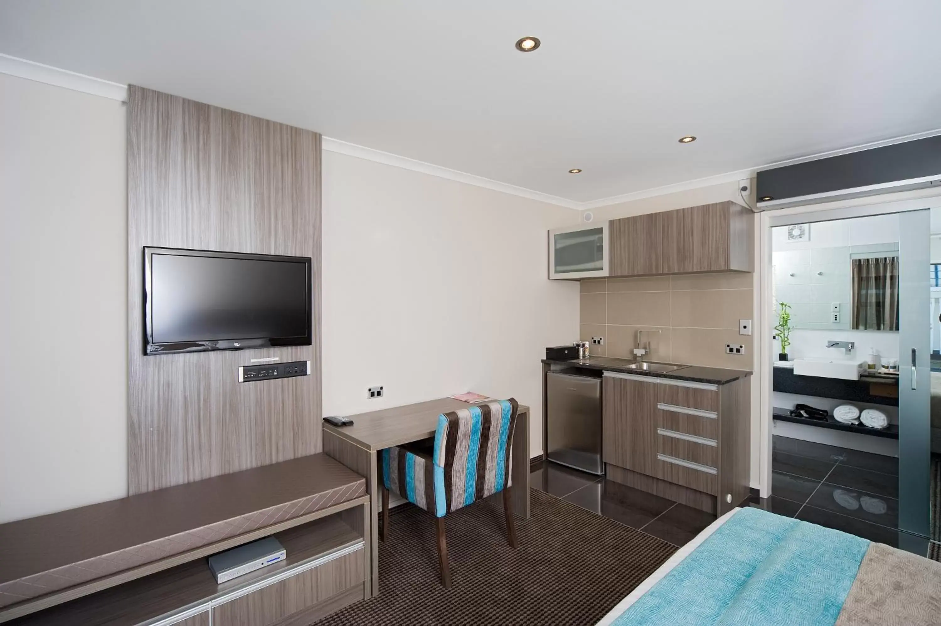 Bedroom, TV/Entertainment Center in Best Western Ellerslie International Hotel