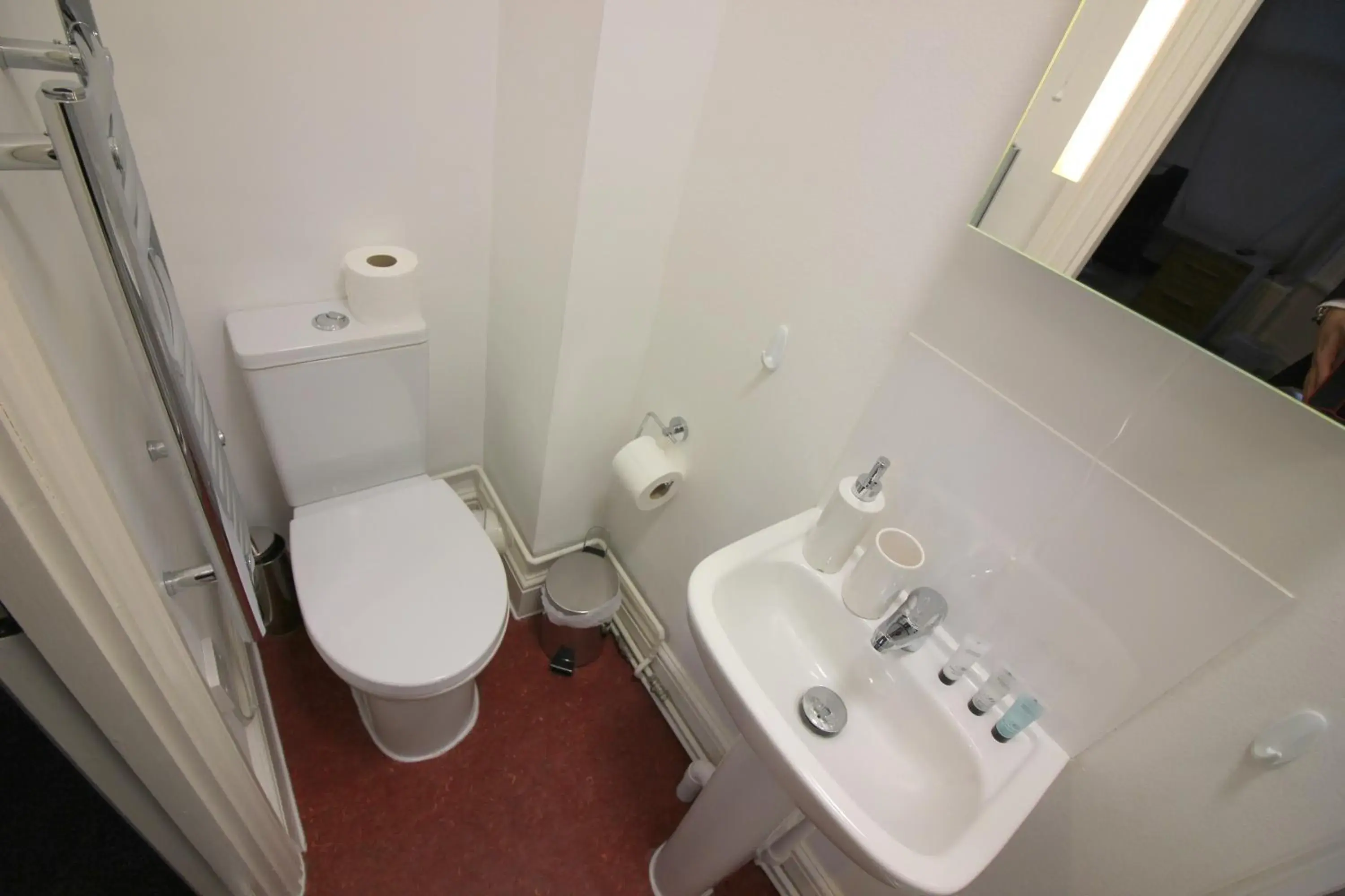 Bathroom in Cambridge City Rooms by Paymán Club