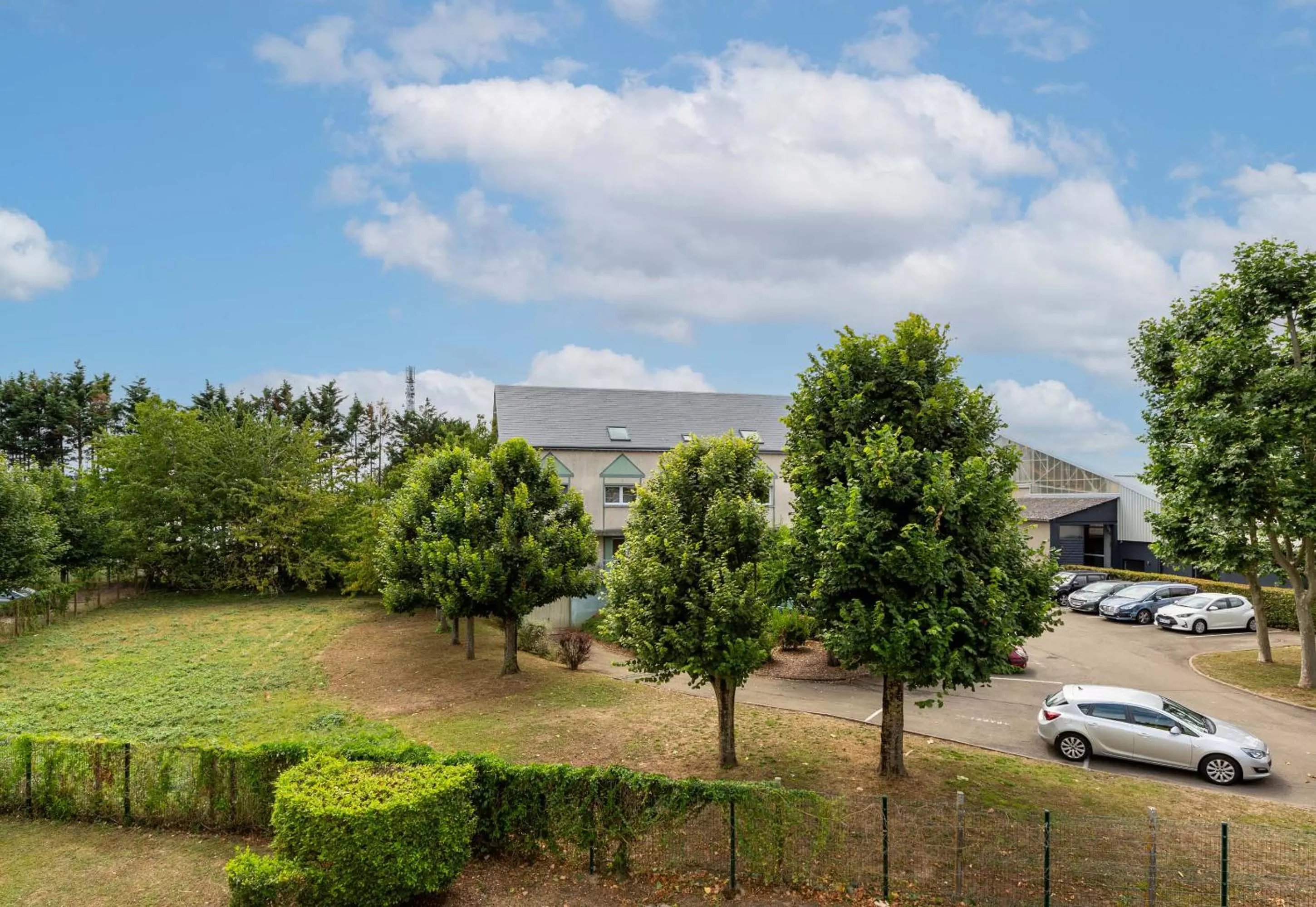 Garden view in B&B HOTEL CHARTRES Le Coudray